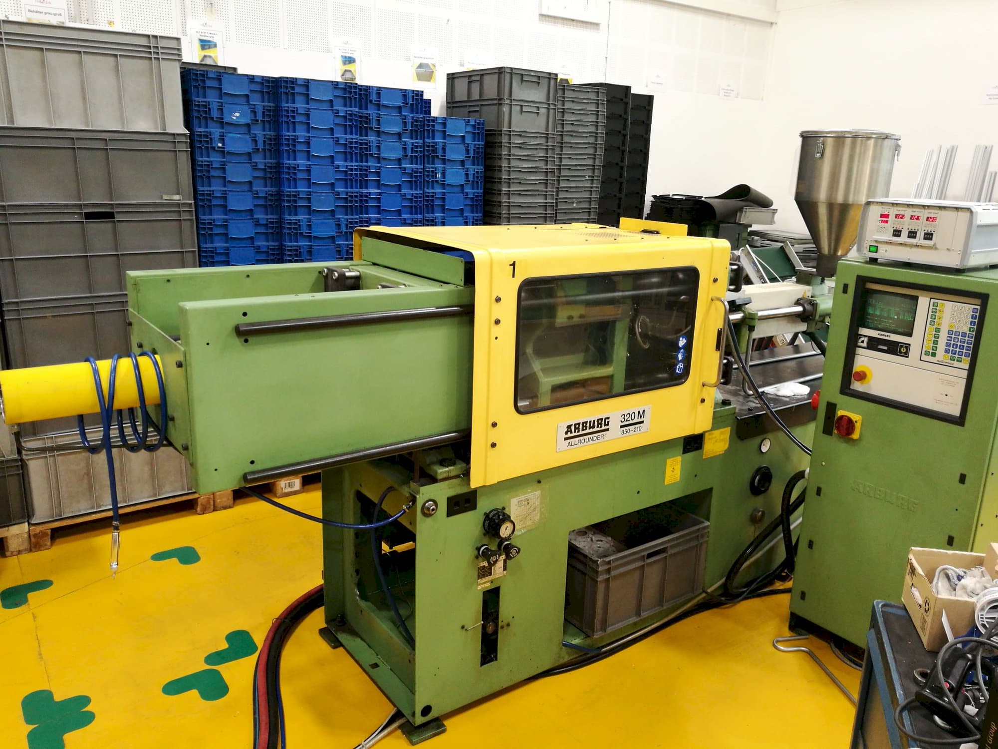 Levý pohled  na Arburg 320 M 850-210 stroj