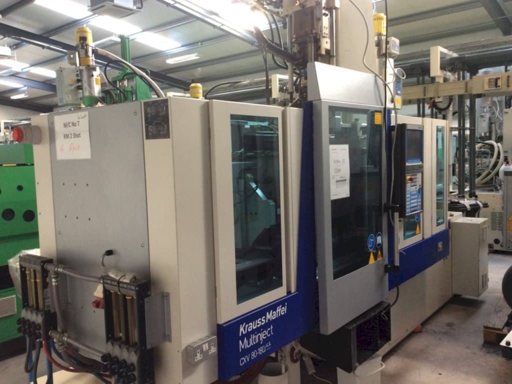 Čelní pohled  na Krauss Maffei Multinject 80-180-55 CX V  stroj