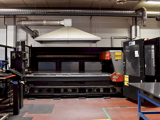 Čelní pohled  na AMADA FO-3015  stroj