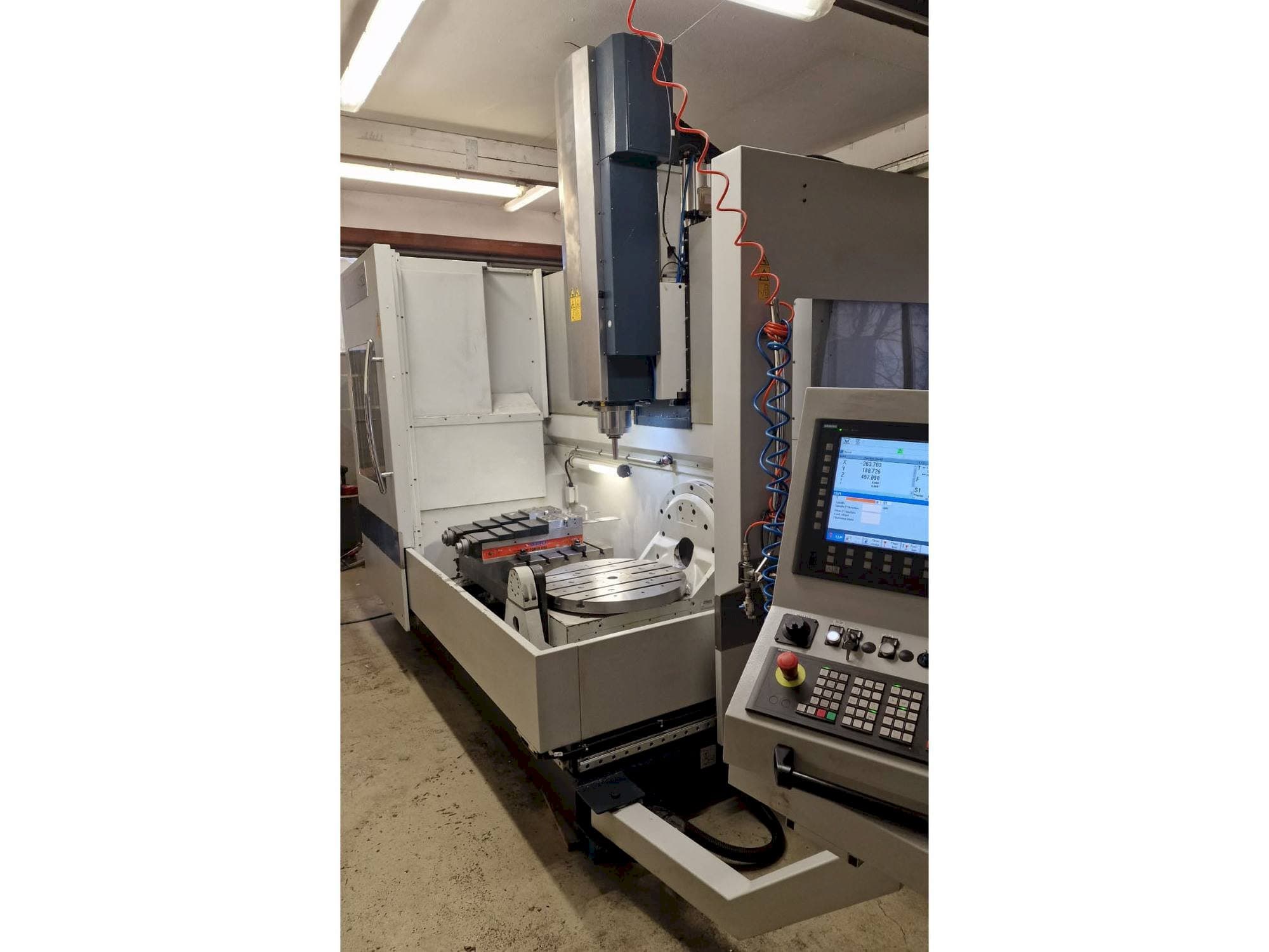 Čelní pohled  na SPINNER U5 1520  stroj