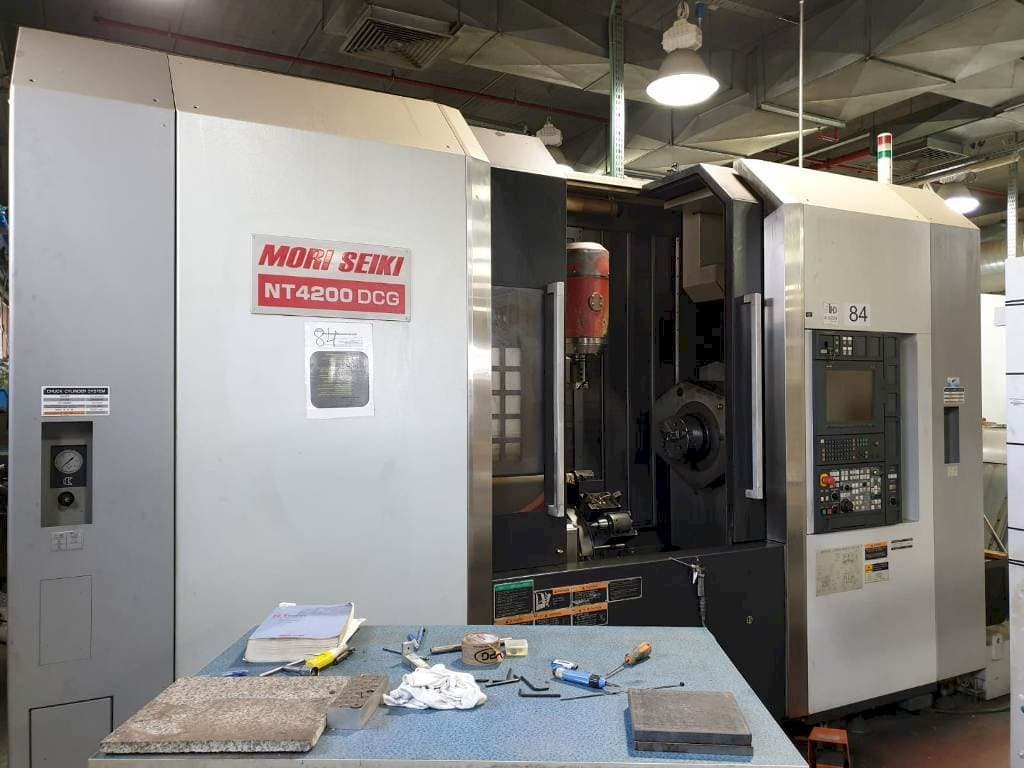 Čelní pohled  na MORI SEIKI NT4200 DCG  stroj