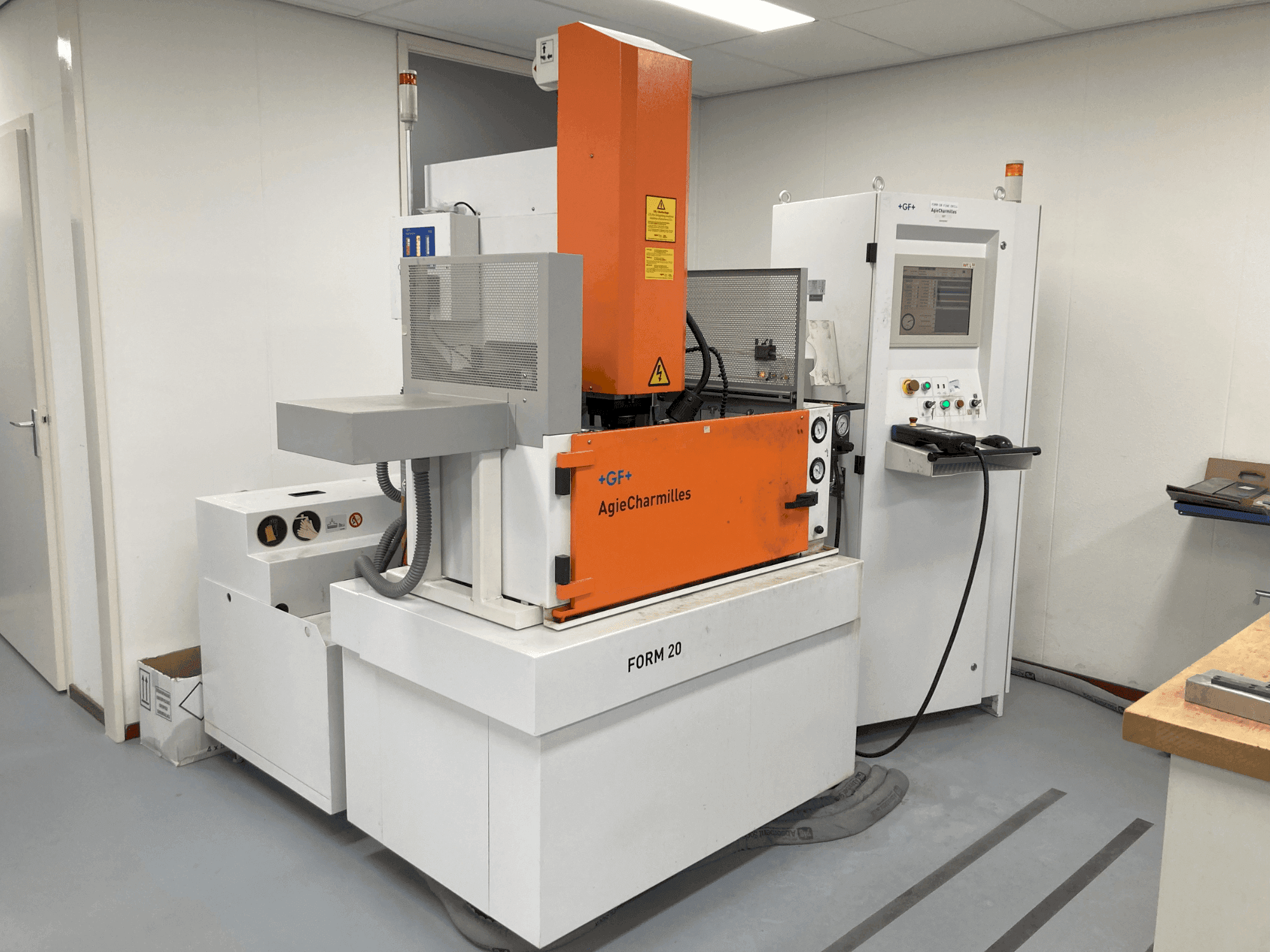 Čelní pohled  na AgieCharmilles CABINET FORM20  stroj