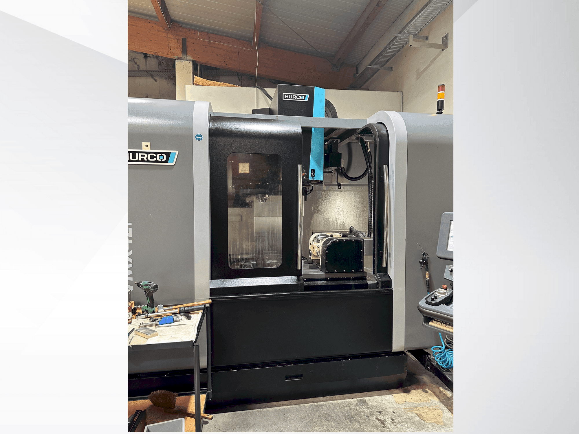 Čelní pohled  na Hurco VMX 42i  stroj
