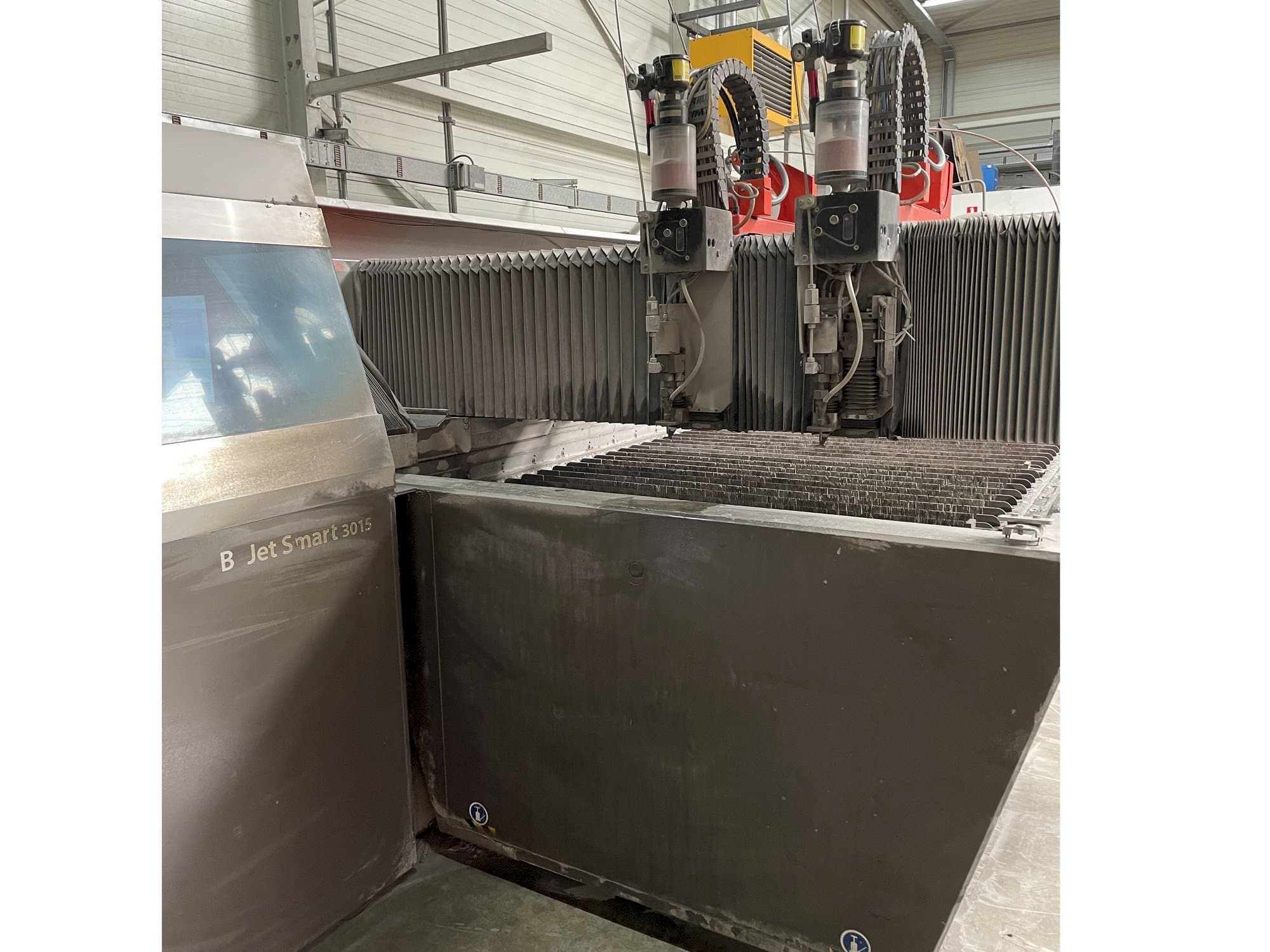 Čelní pohled  na Bystronic ByJet Smart 3015  stroj