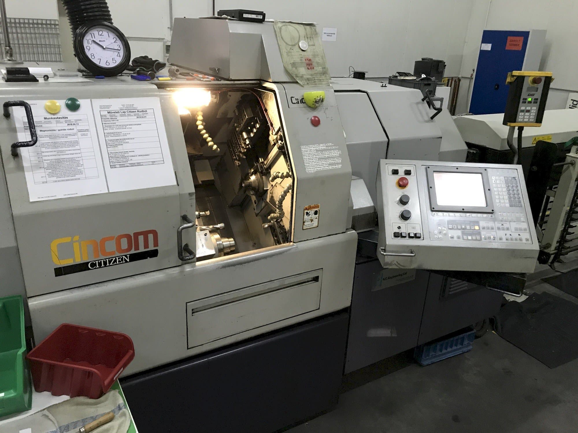 Čelní pohled  na Citizen Cincom L32  stroj
