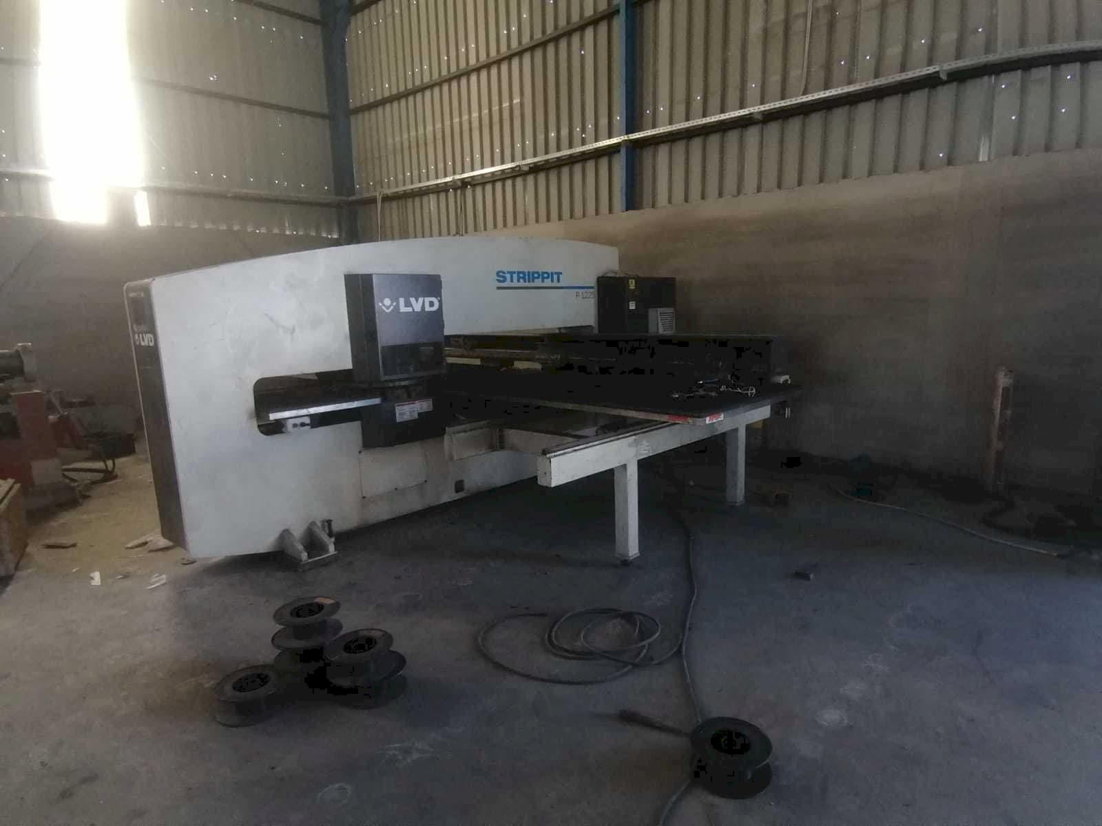 Čelní pohled  na LVD P-1225  stroj