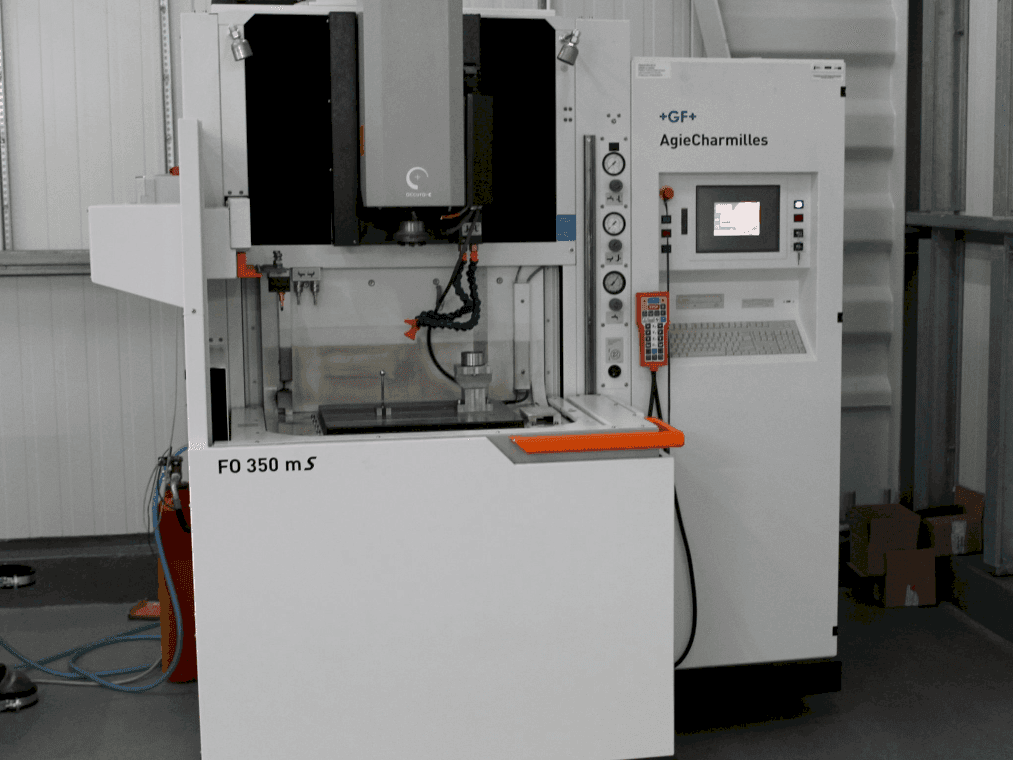 Čelní pohled  na AgieCharmilles FO350MS  stroj