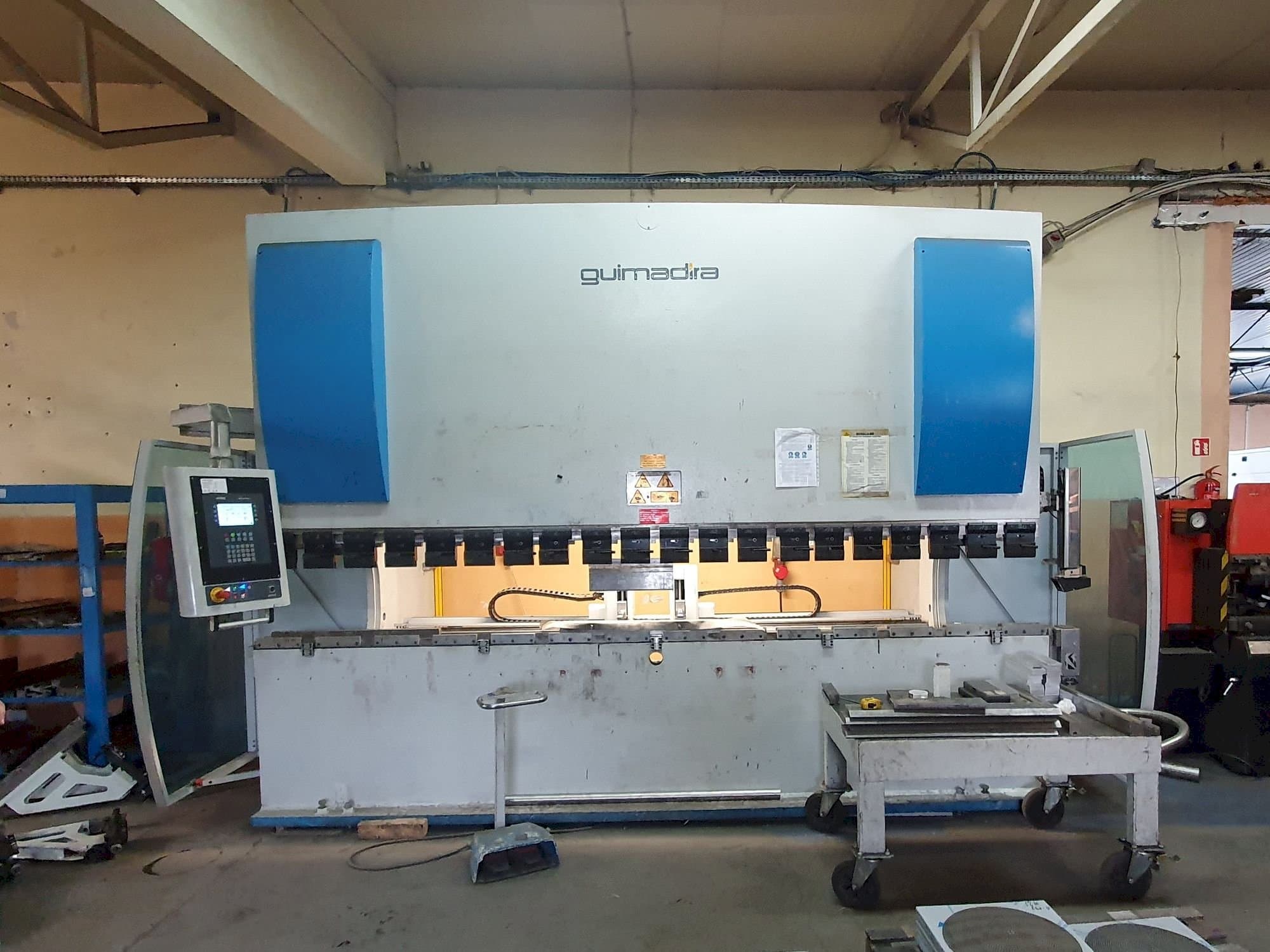 Čelní pohled  na ADIRA PMO-16040PLS  stroj