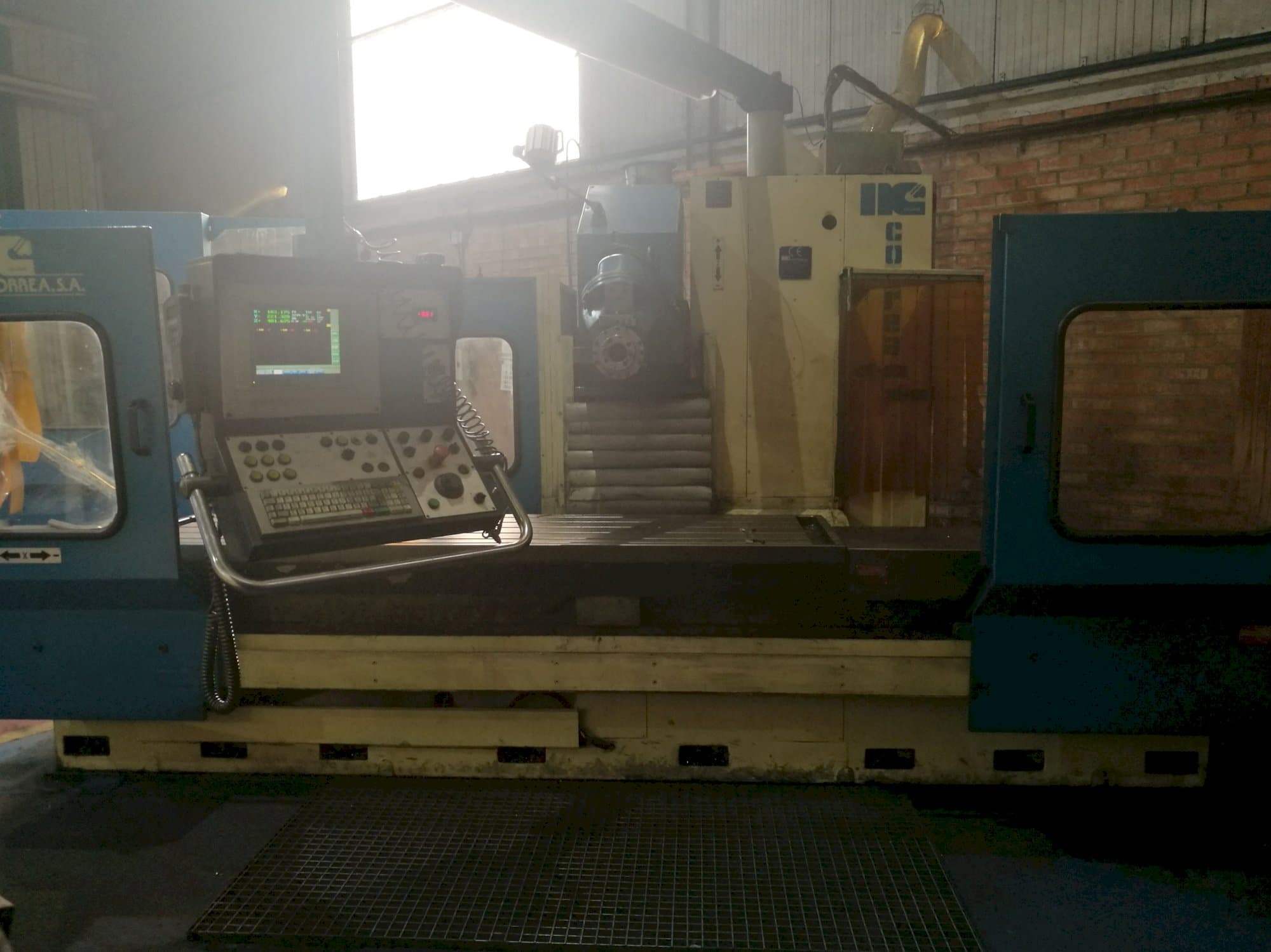 Čelní pohled  na Correa CF 22/25 stroj