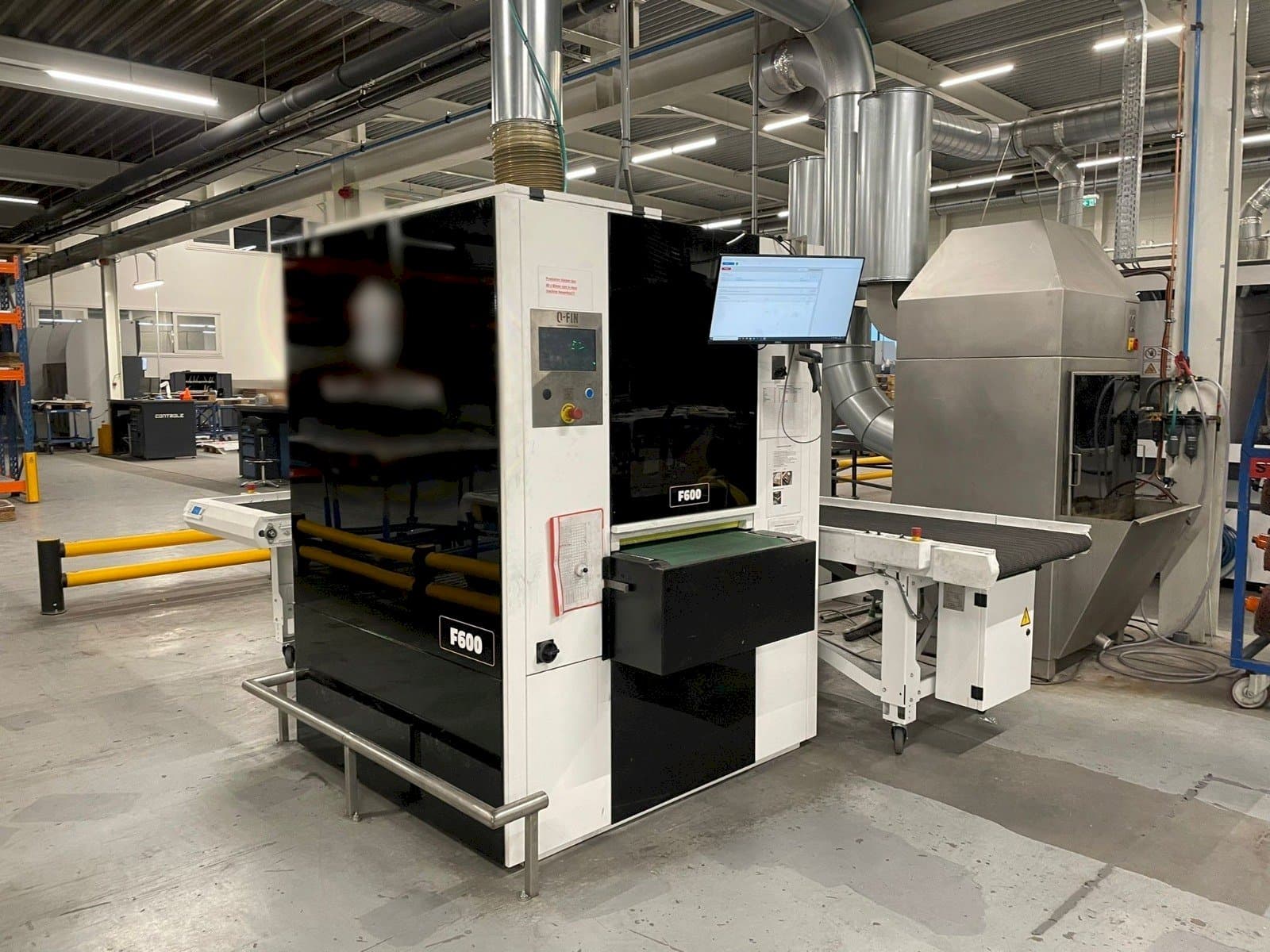 Čelní pohled  na Q-FIN F600  stroj