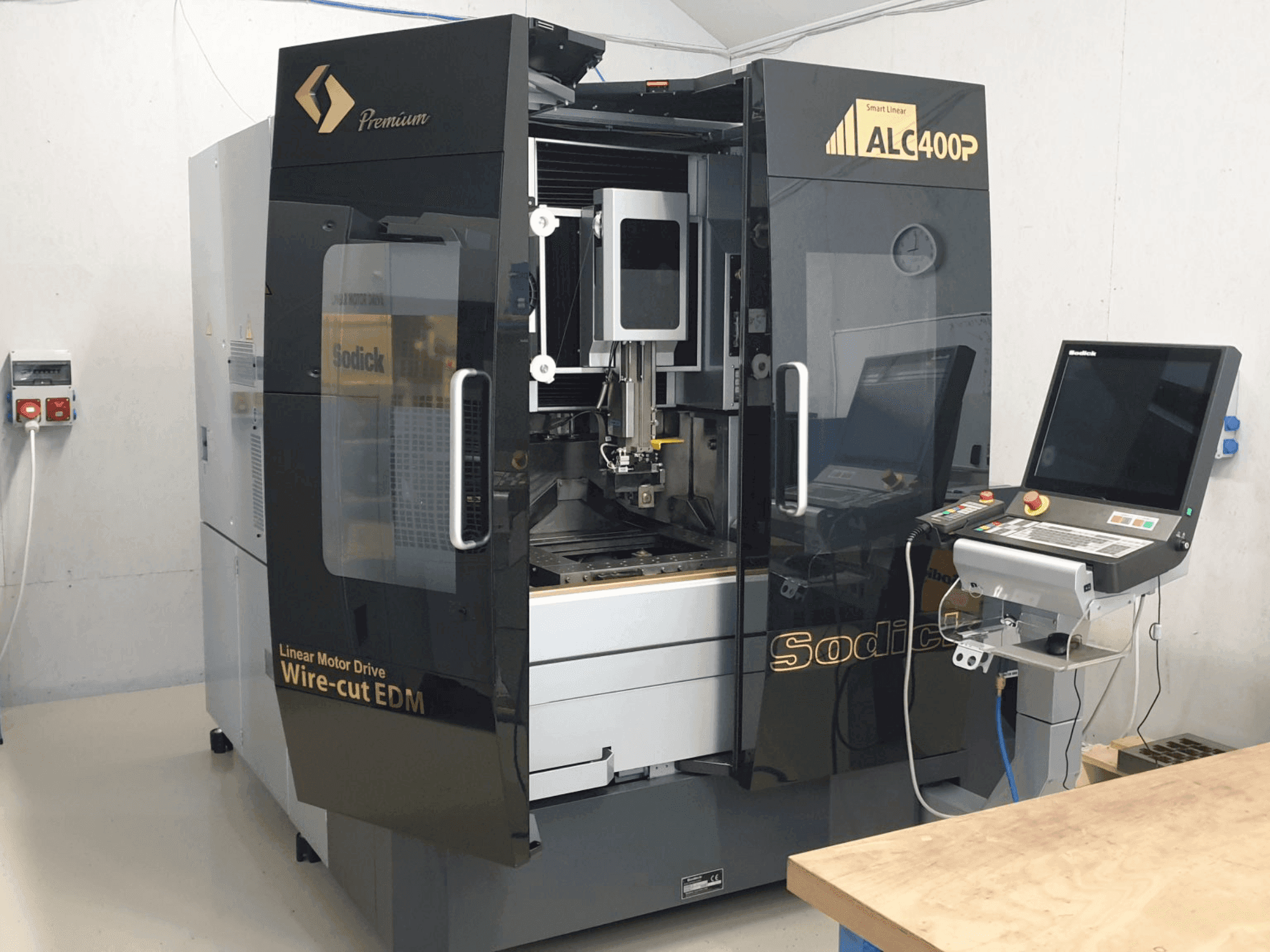 Čelní pohled  na Sodick SODICK ALC400P  stroj