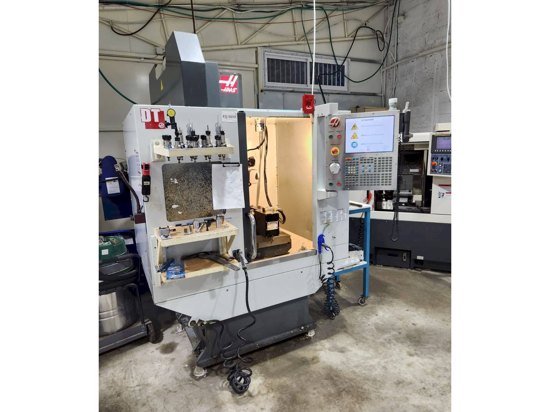 Čelní pohled  na HAAS DT-1  stroj