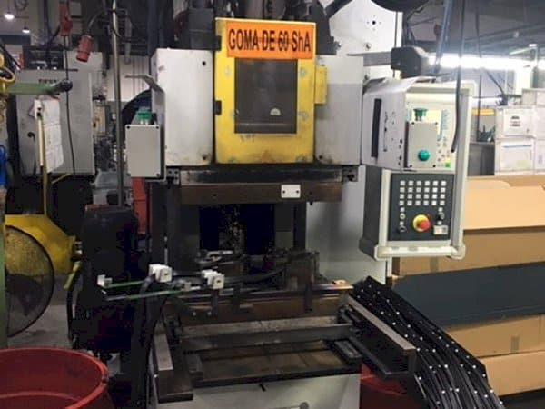 Čelní pohled  na Kloeckner Desma 956.050 Z0  stroj