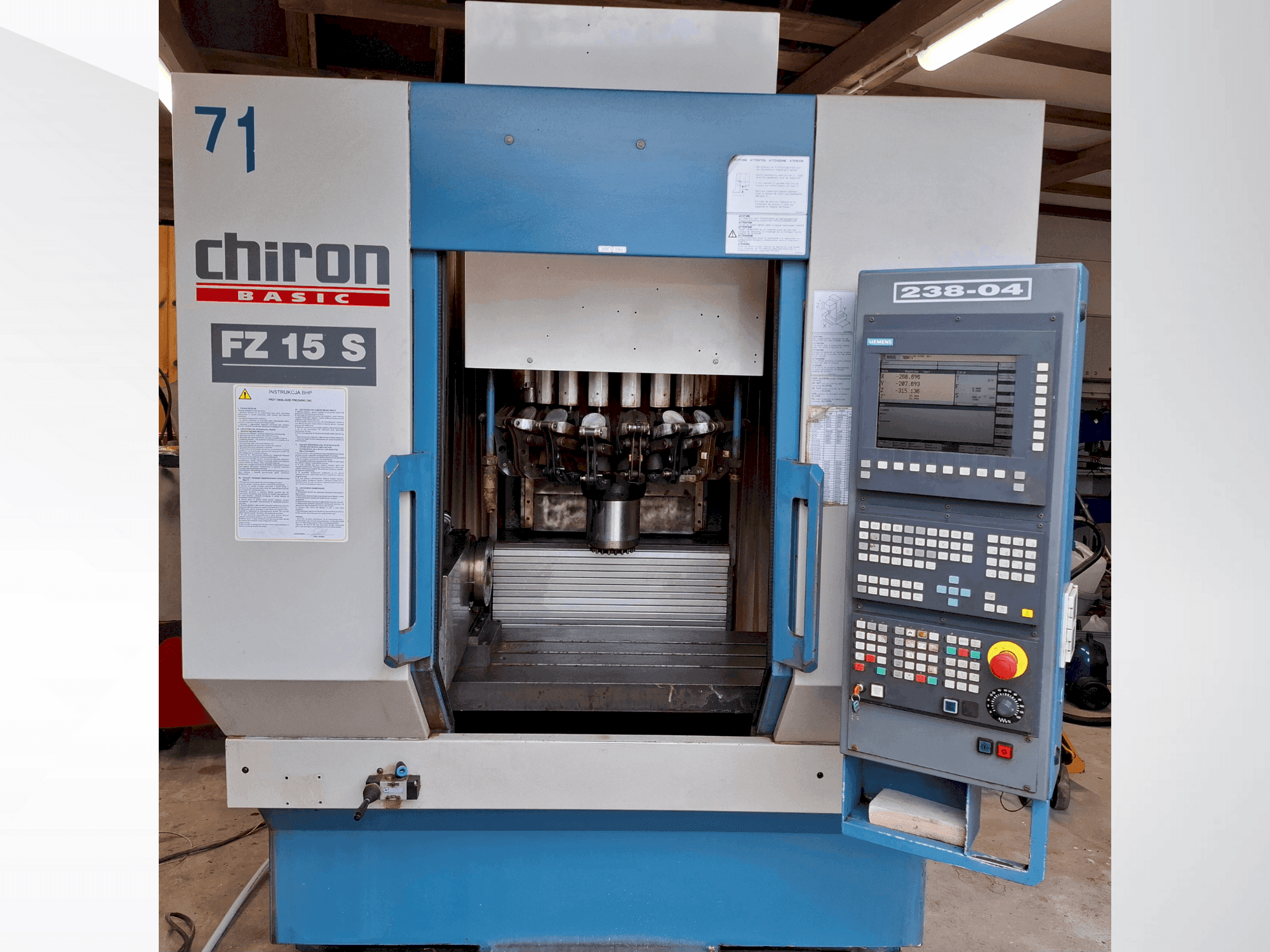 Čelní pohled  na CHIRON FZ 15 S  stroj