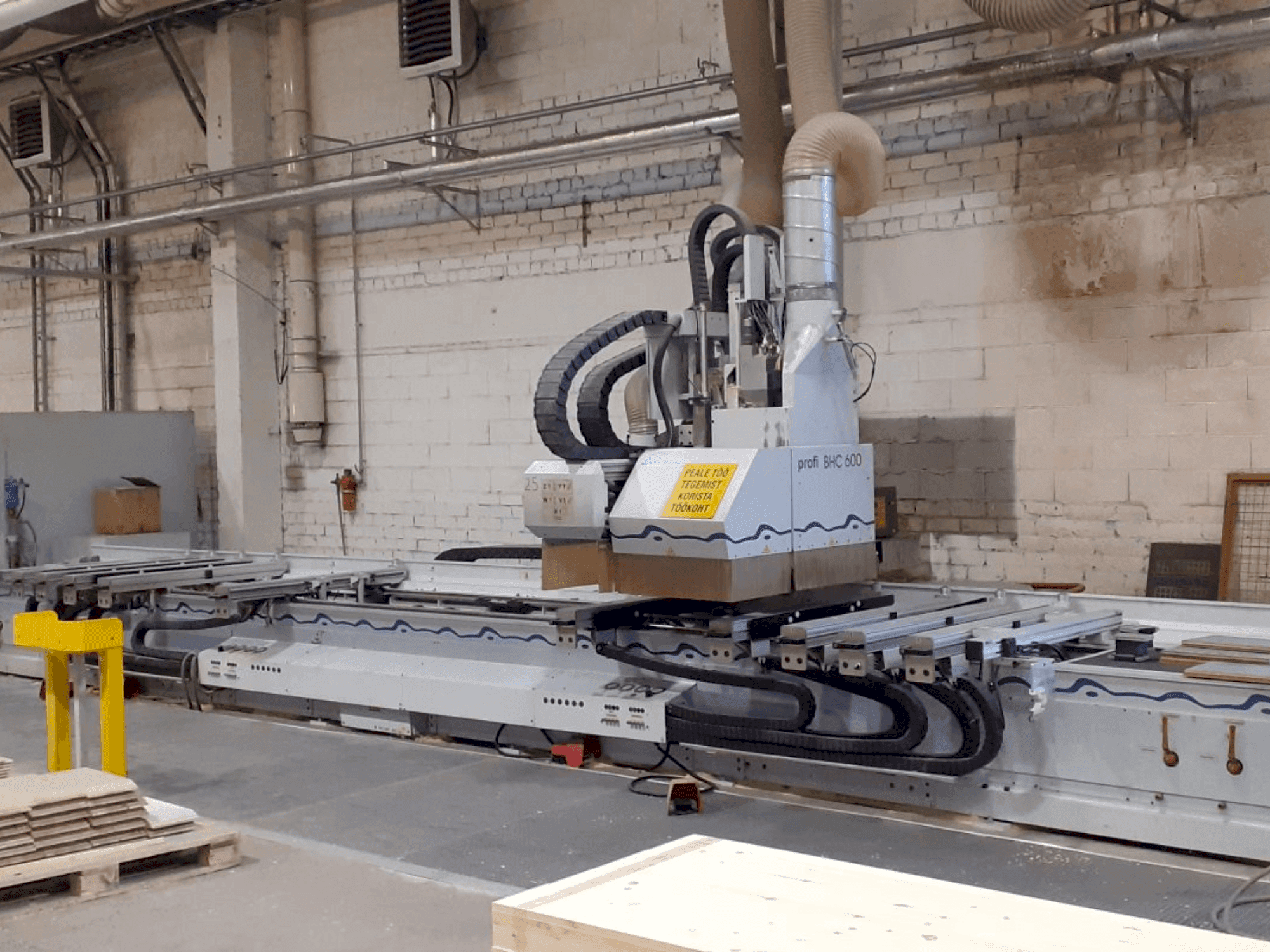 Čelní pohled  na Weeke Profi BHC 600  stroj