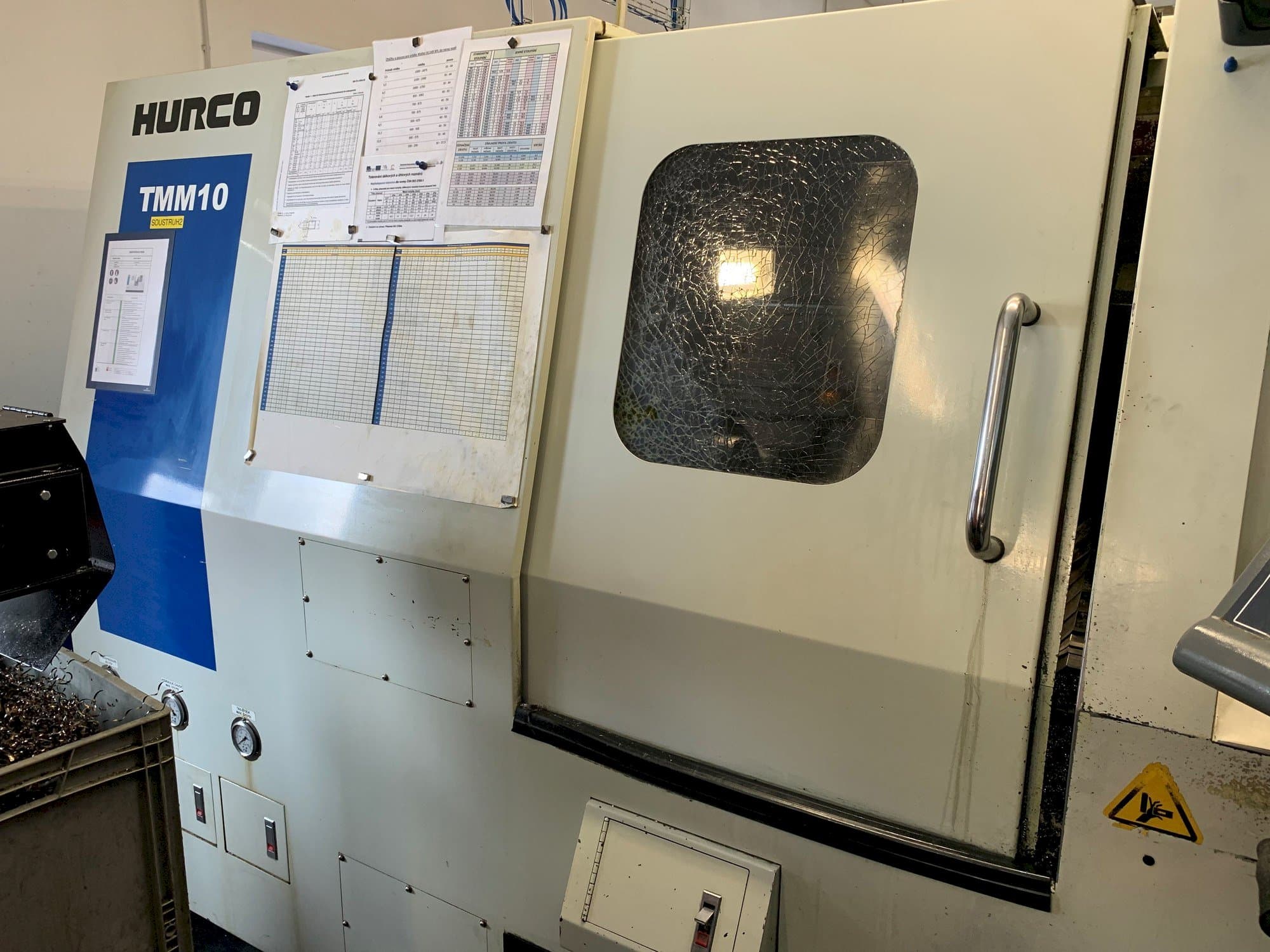 Čelní pohled  na Hurco TMM 10  stroj