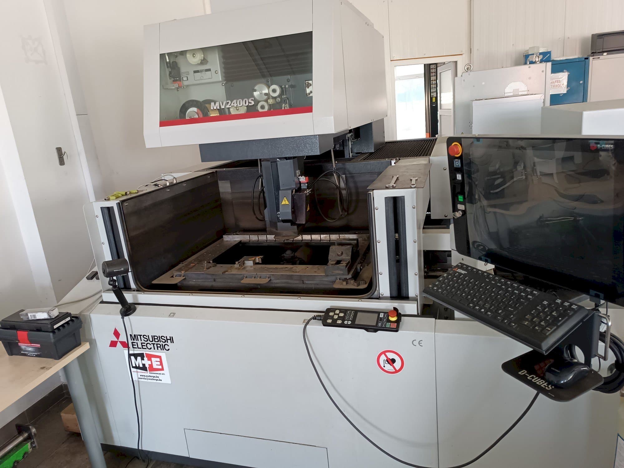 Čelní pohled  na Mitsubishi MV2400S  stroj