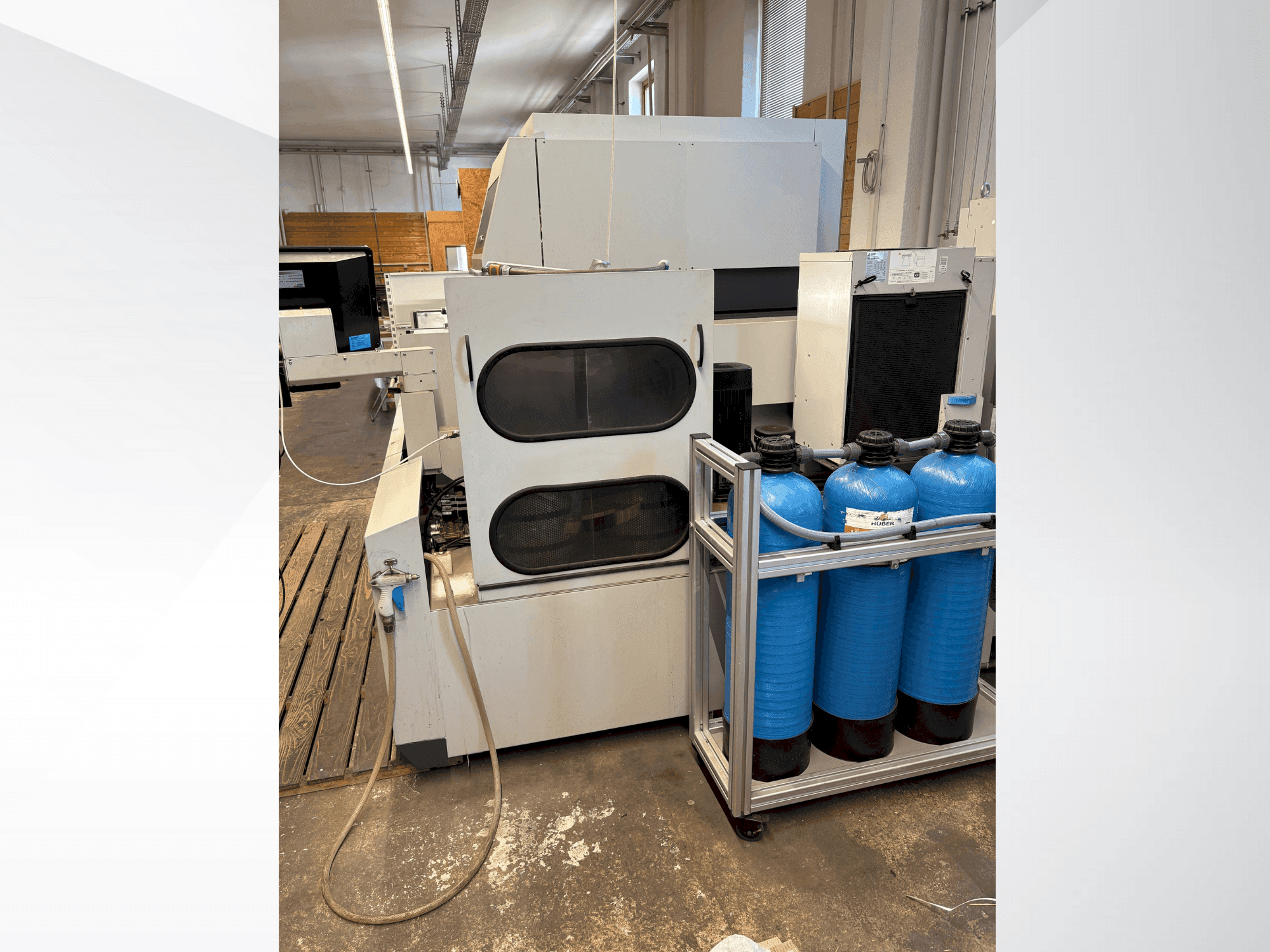 Čelní pohled  na Mitsubishi MV2400S  stroj