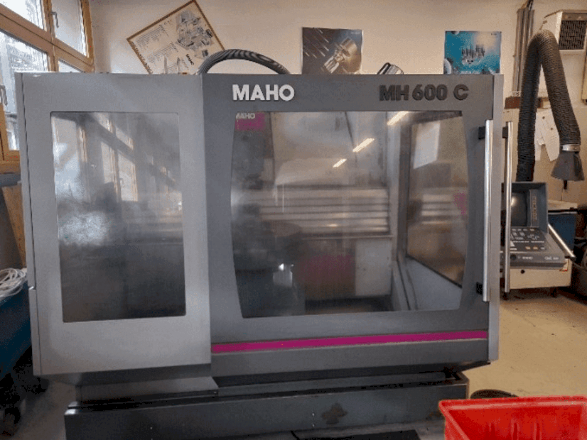 Čelní pohled  na MAHO MH 600 C  stroj