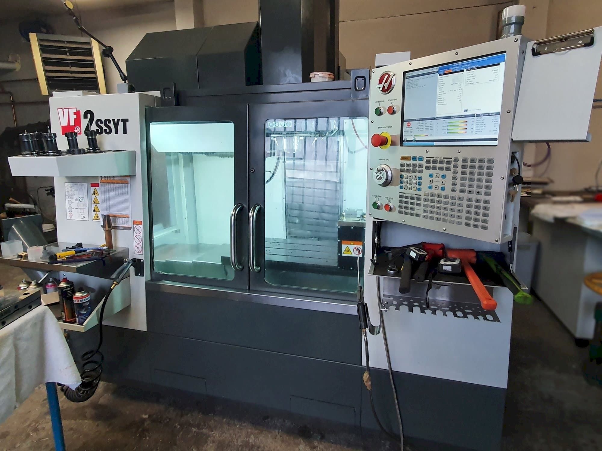 Čelní pohled  na HAAS VF-2SSYT  stroj