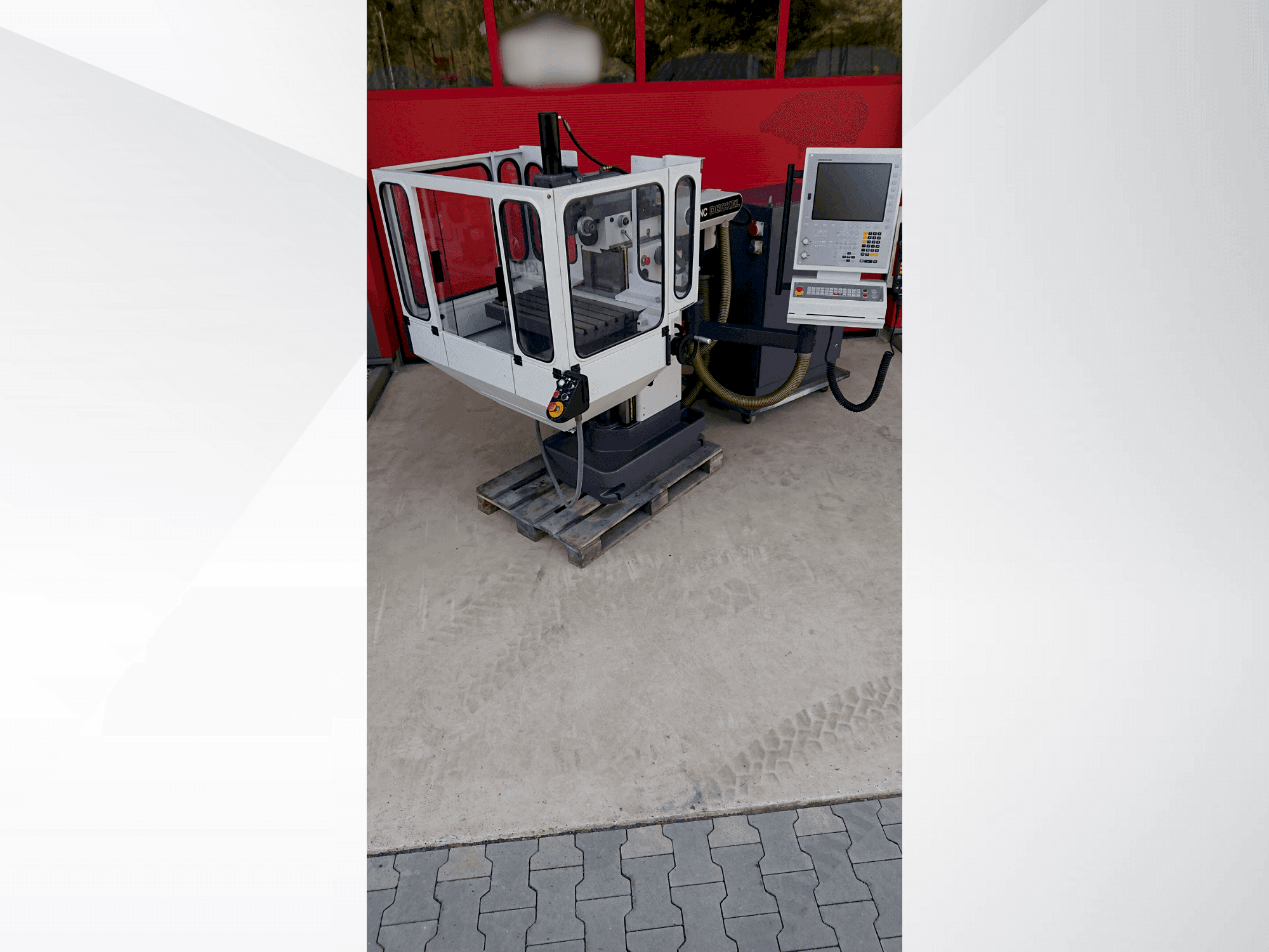 Čelní pohled  na DECKEL FP2NC  stroj