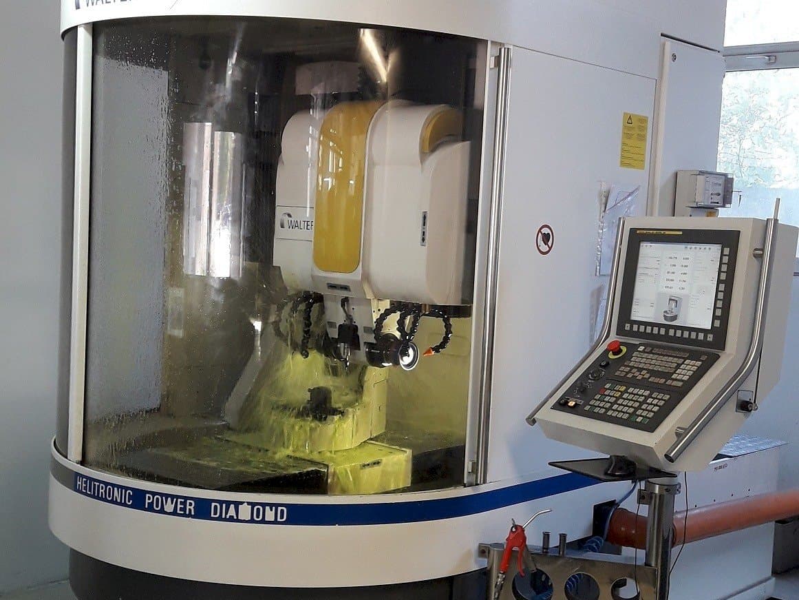 Čelní pohled  na Walter Helitronic Power F  stroj