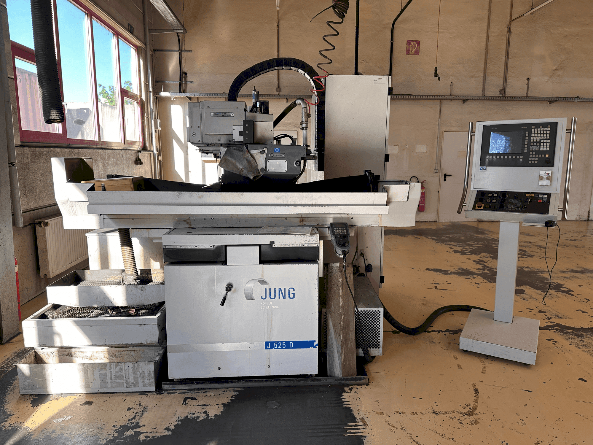 Čelní pohled  na JUNG J 525-D  stroj