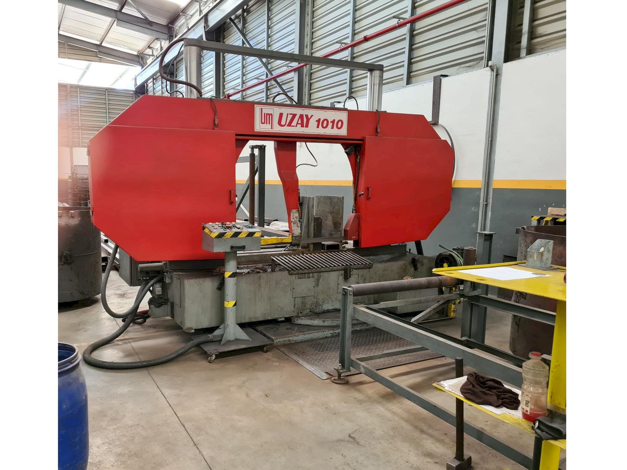 Čelní pohled  na UZAY MAKINA UMSY 1010  stroj