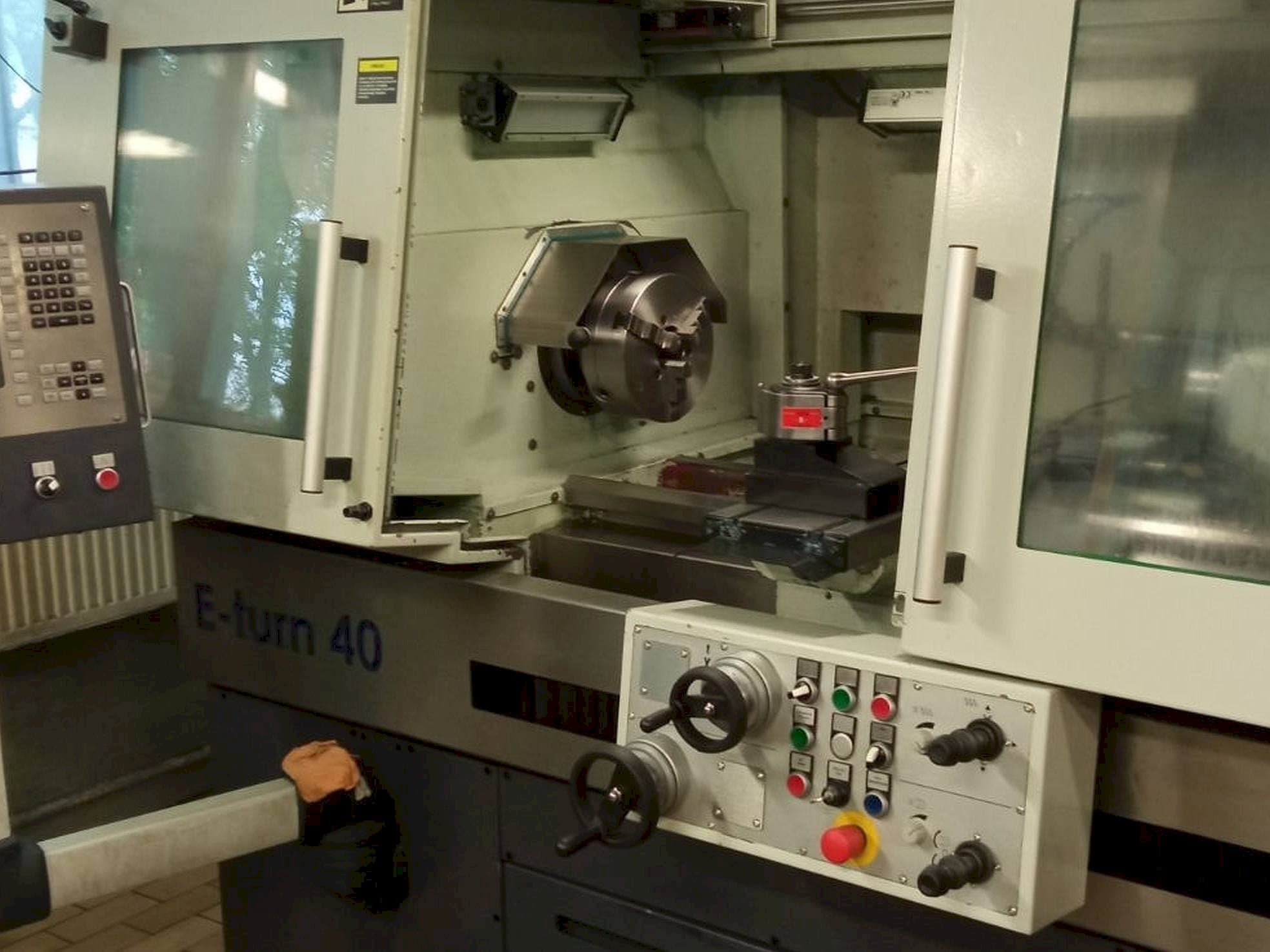 Čelní pohled  na Avia									 E-turn 40  stroj