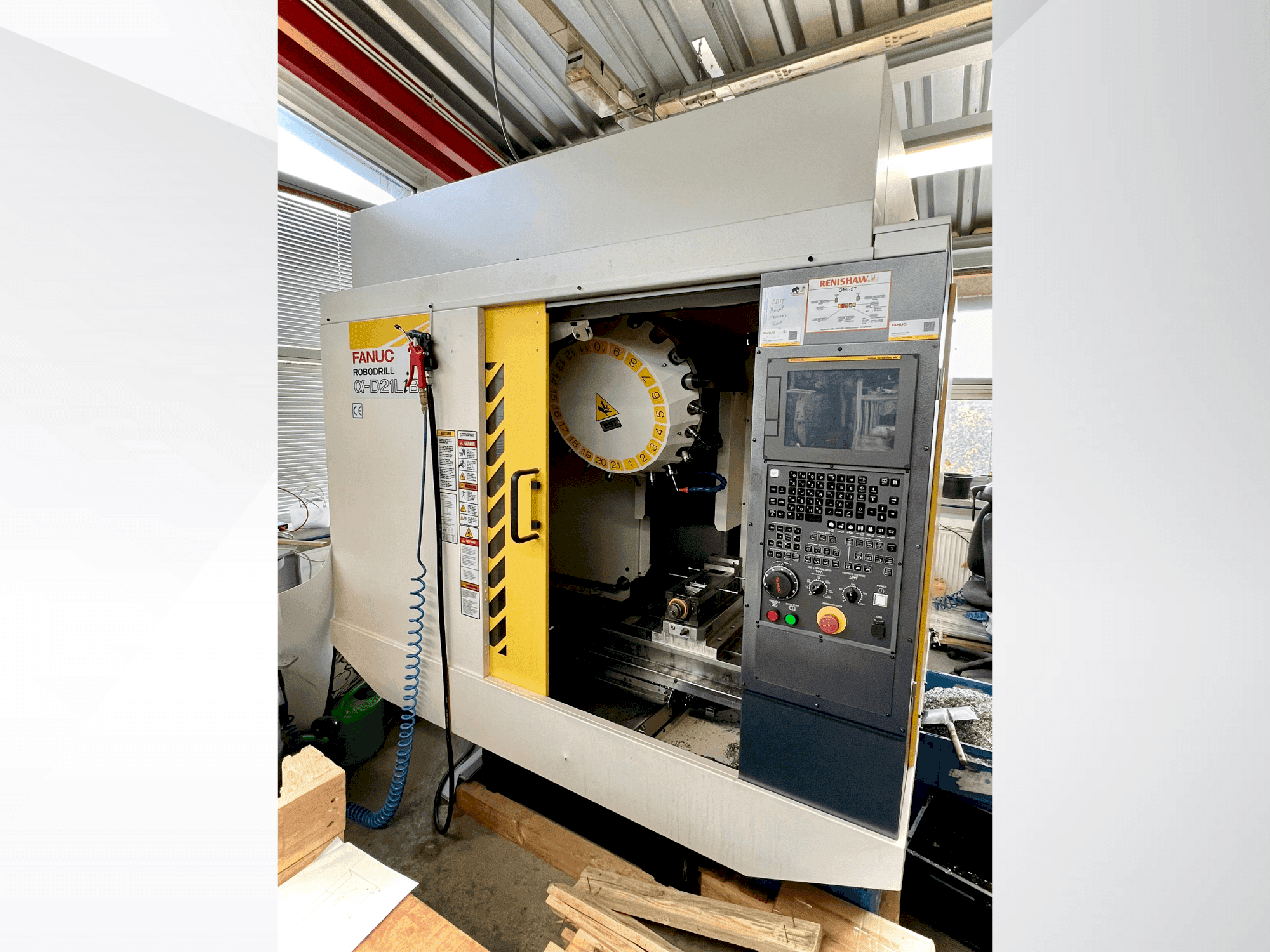 Čelní pohled  na FANUC ROBODRILL α-D21LiB5  stroj