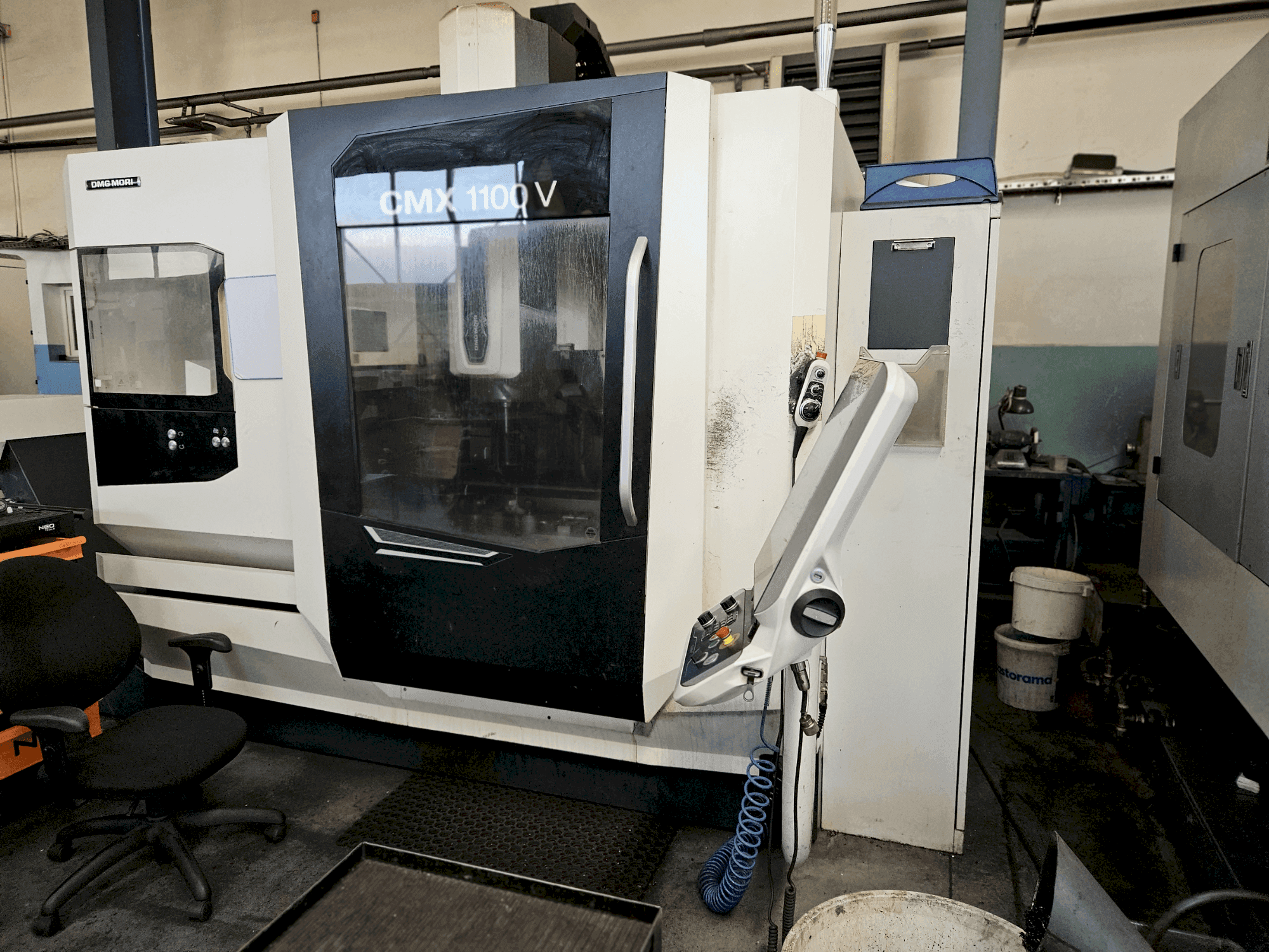 Čelní pohled  na DMG CMX 1100V  stroj