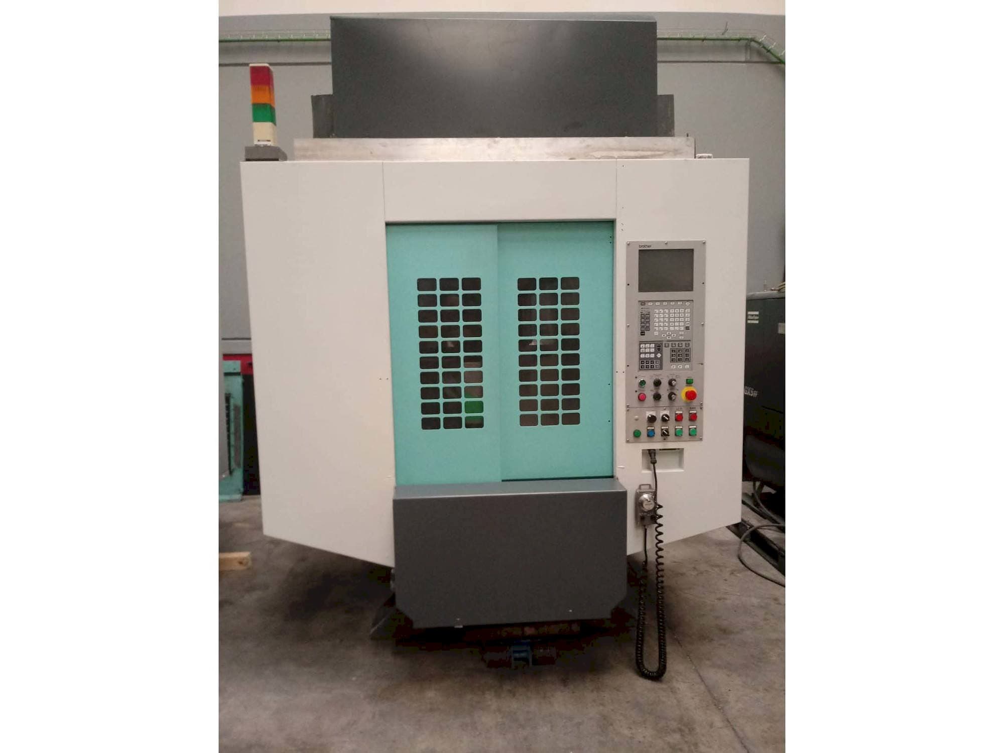 Čelní pohled  na Brother TC-S2DN-O  stroj