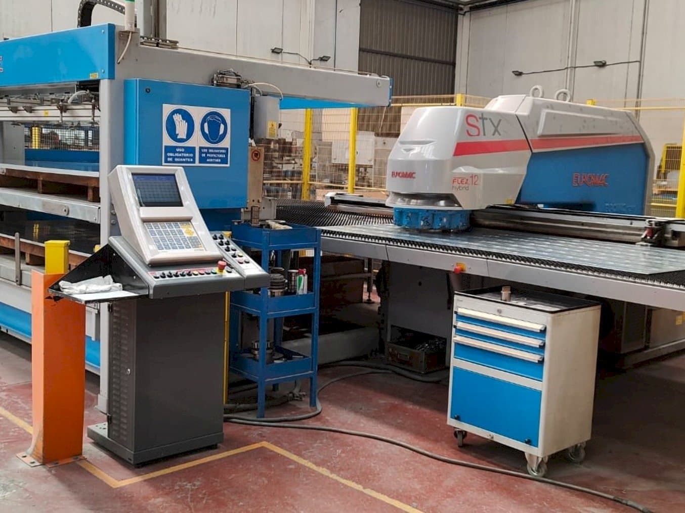 Čelní pohled  na Euromac STX Plus 1250/30-2500 Flex 12 Hybrid  stroj