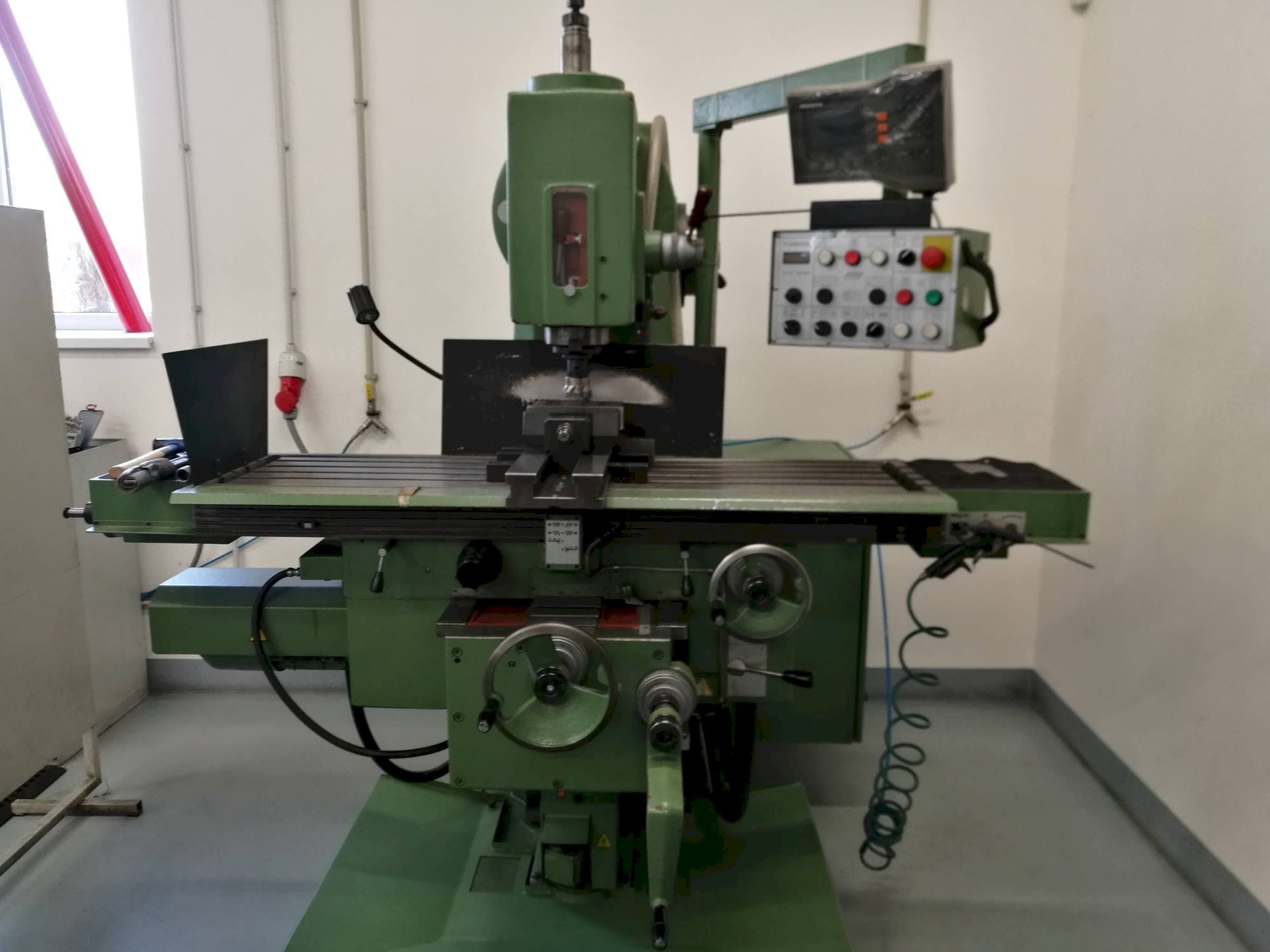 Čelní pohled  na TOS FGV 32  stroj