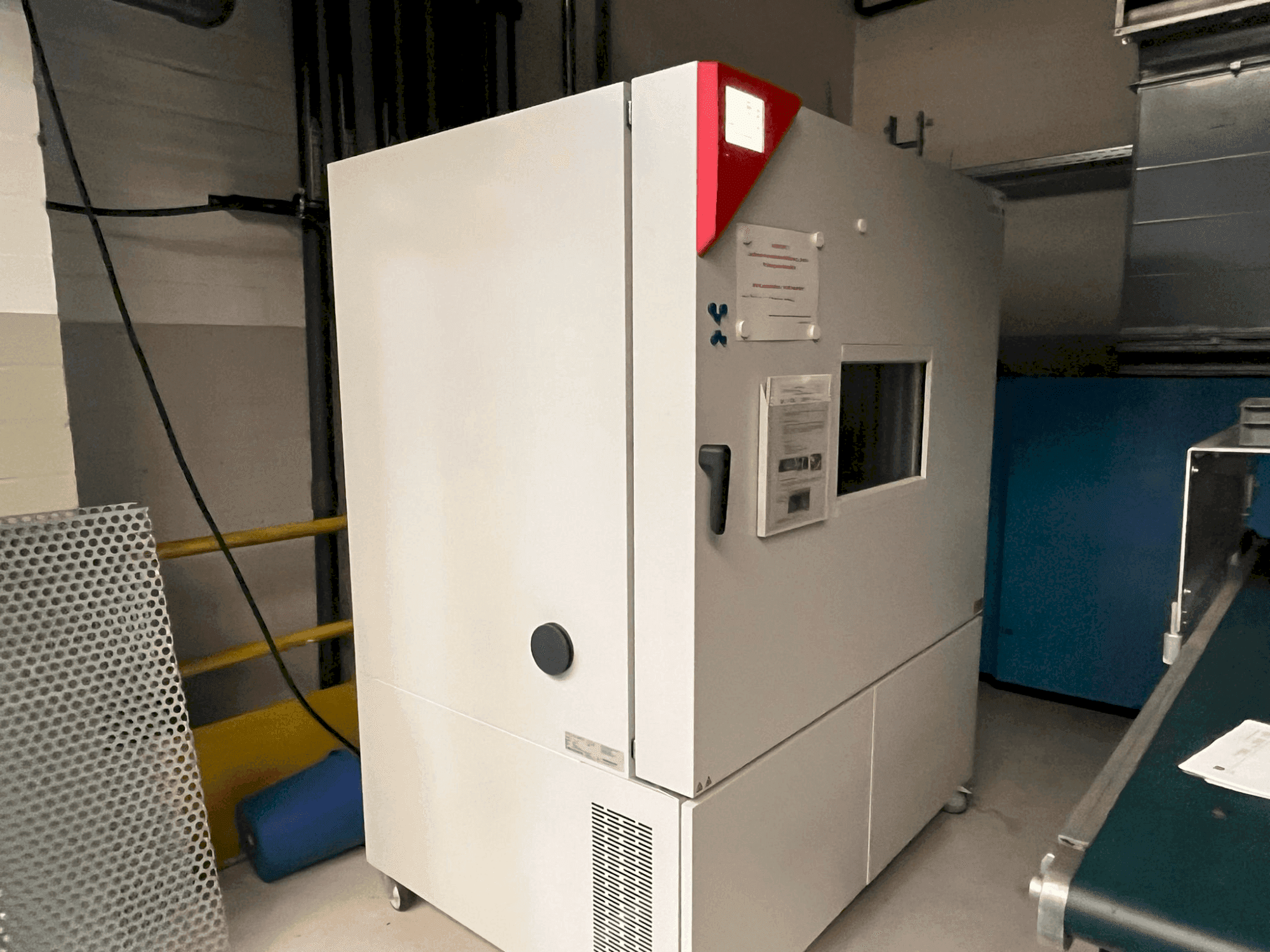 Čelní pohled  na BINDER MKFT 720  stroj