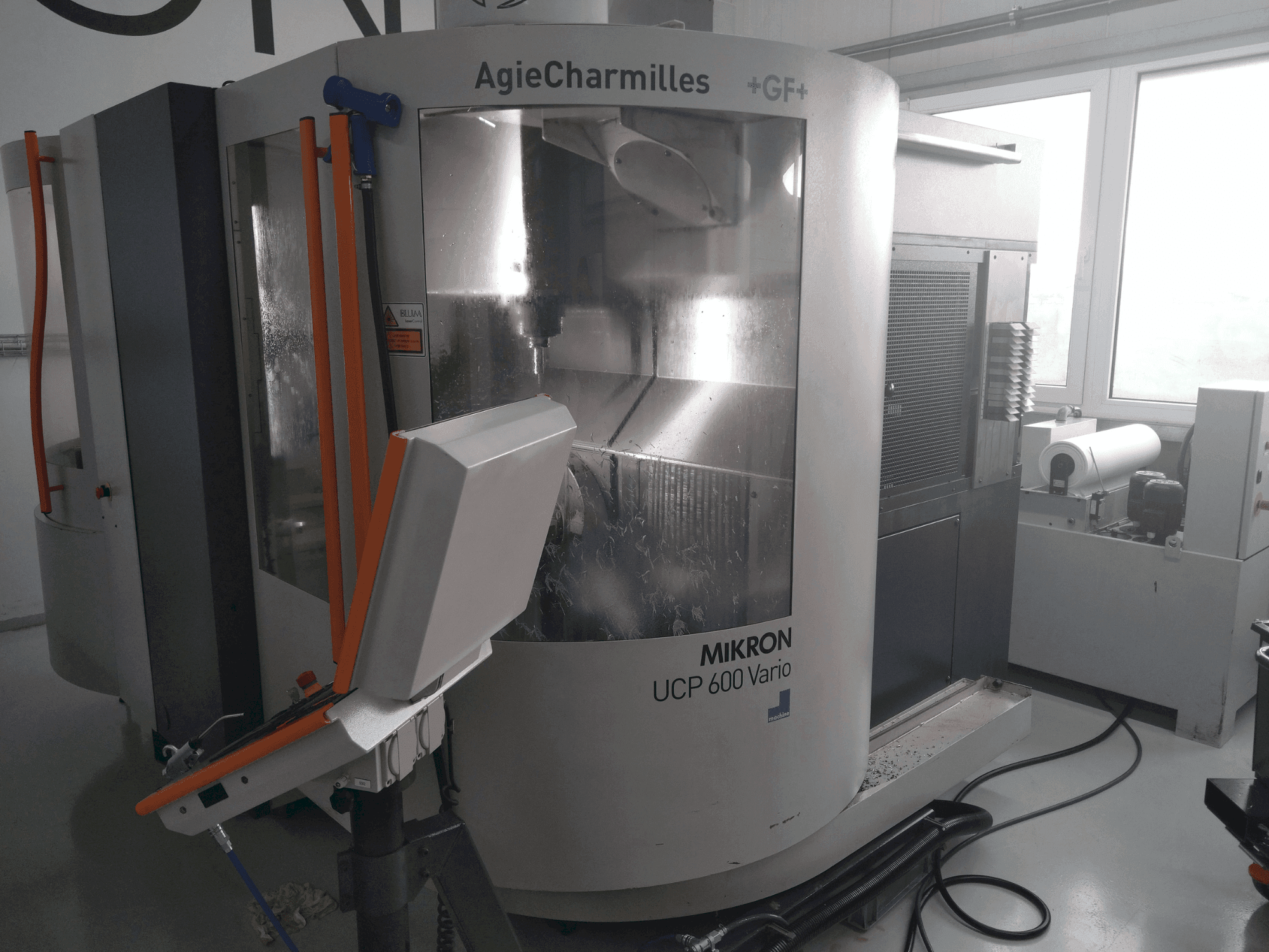 Čelní pohled  na MIKRON UCP 600 Vario  stroj