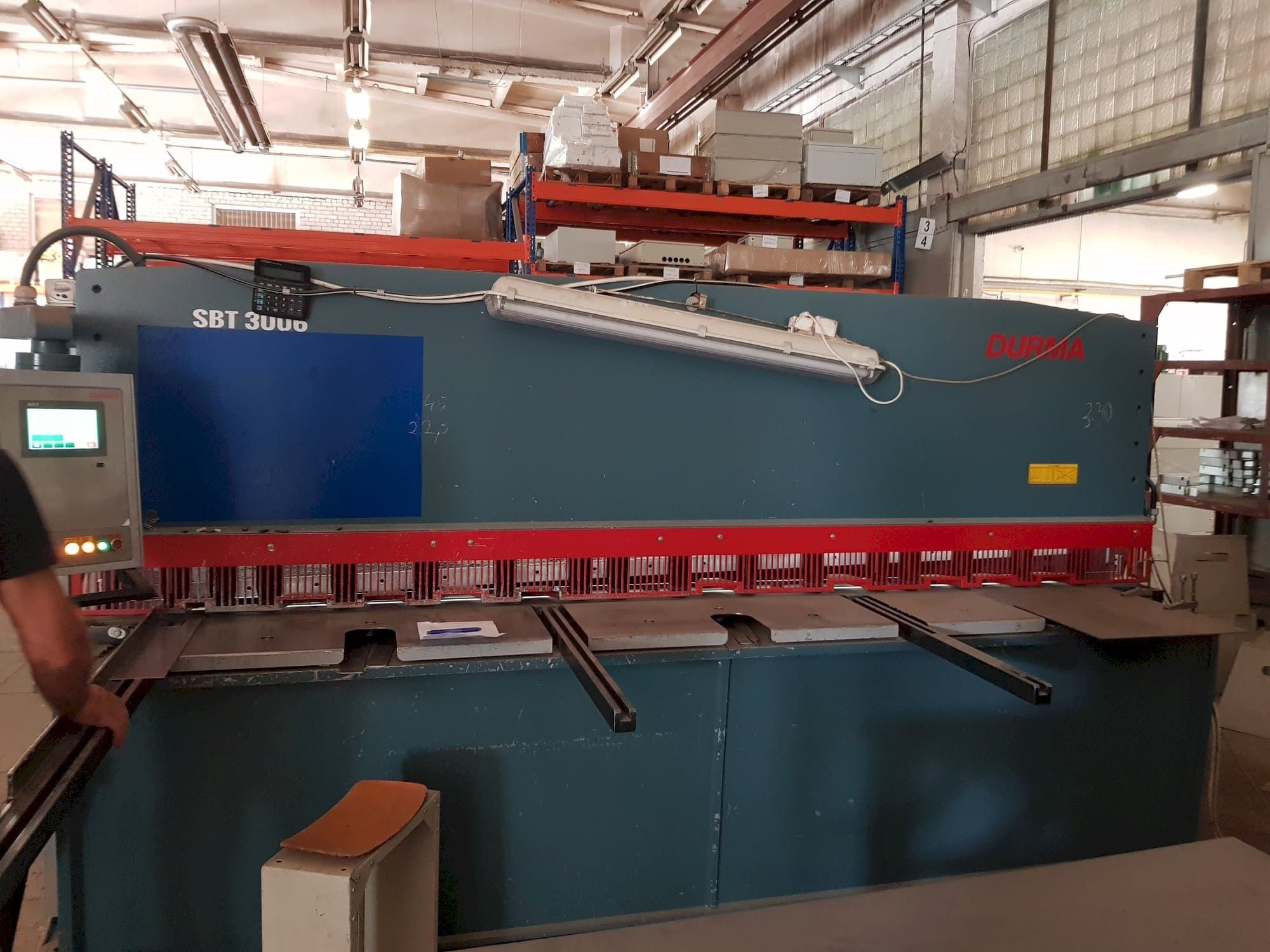Čelní pohled  na Durma SBT 3006  stroj