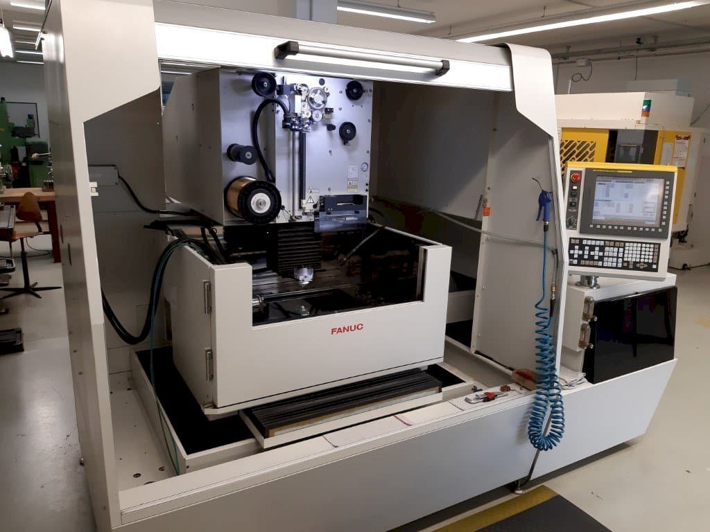 Čelní pohled  na FANUC Robocut Alpha-1iD  stroj