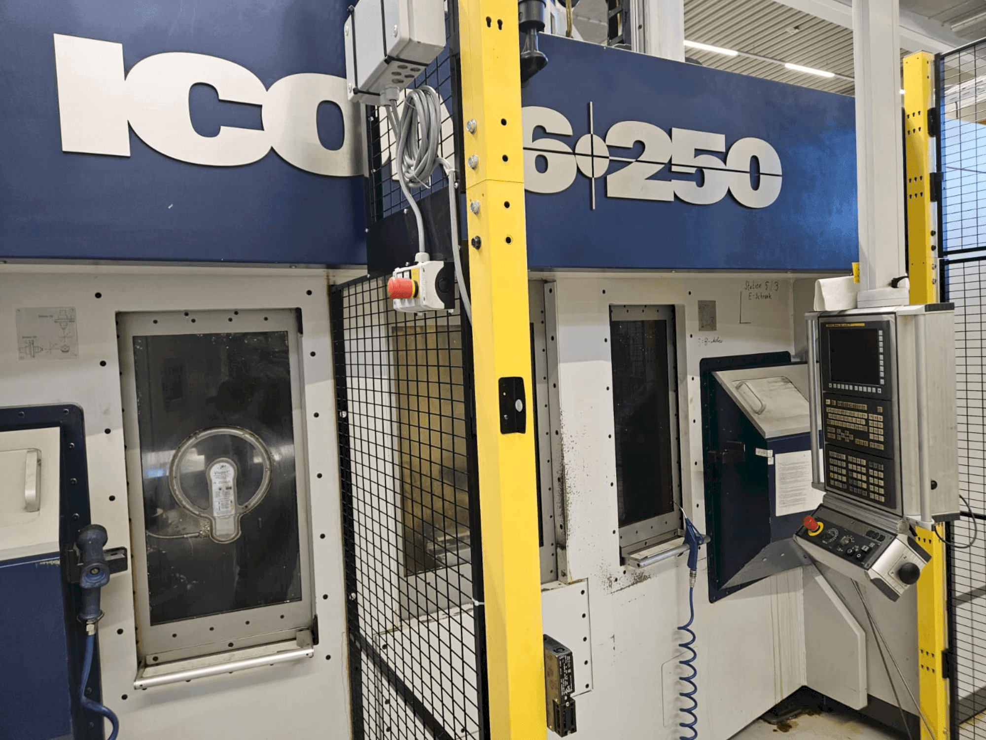 Čelní pohled  na ICON 6-250  stroj