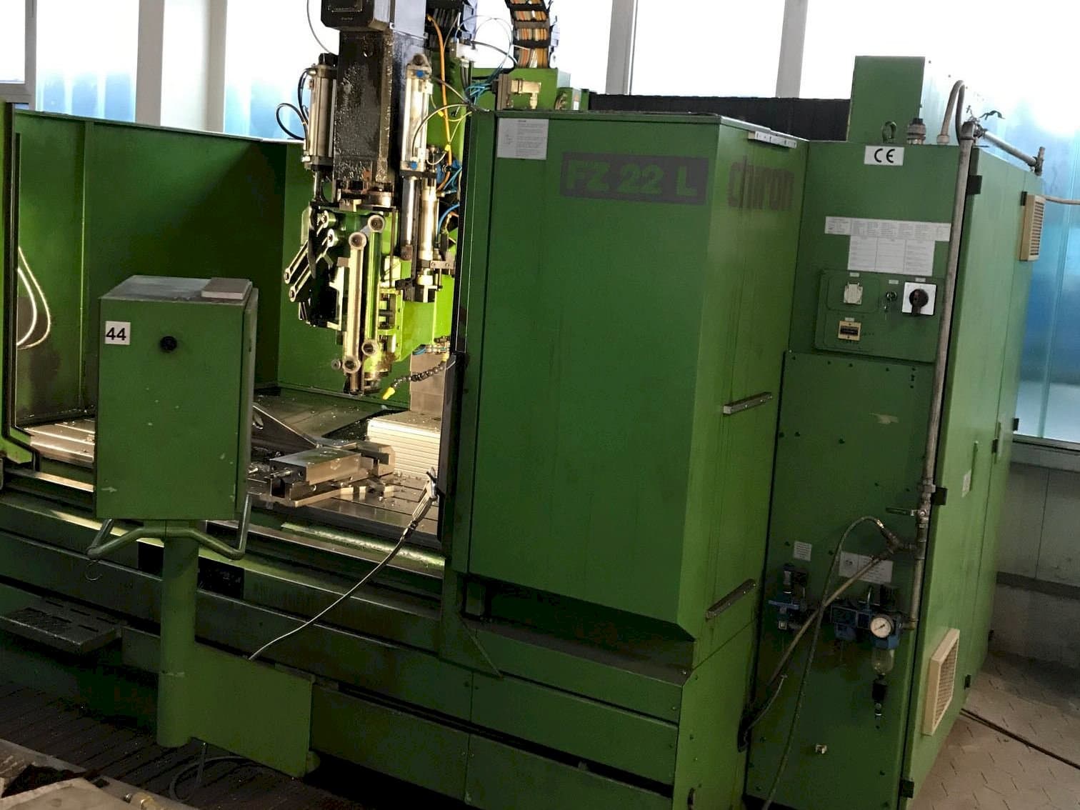 Čelní pohled  na CHIRON FZ 22 L  stroj