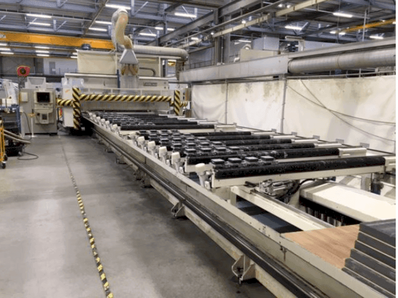 Levý boční pohled  na Uniteam 5 achs  stroj