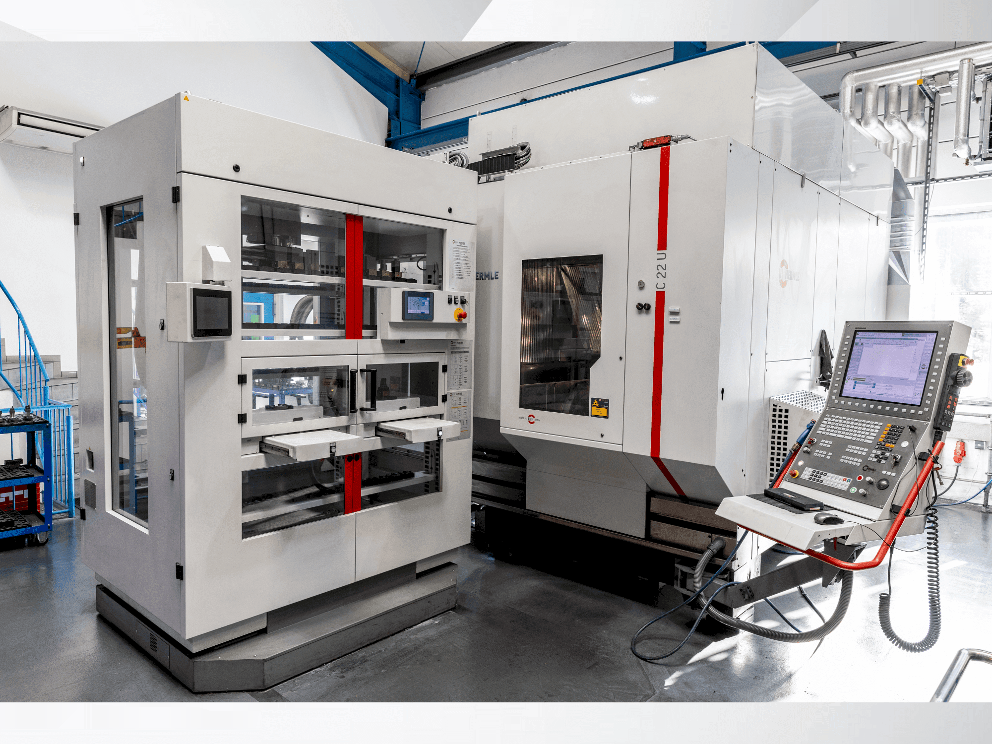 Čelní pohled  na HERMLE C22 with handling system IH30  stroj
