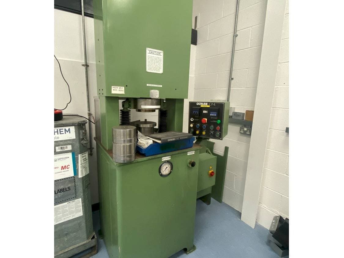 Čelní pohled  na Extrude Hone Vector Series  stroj