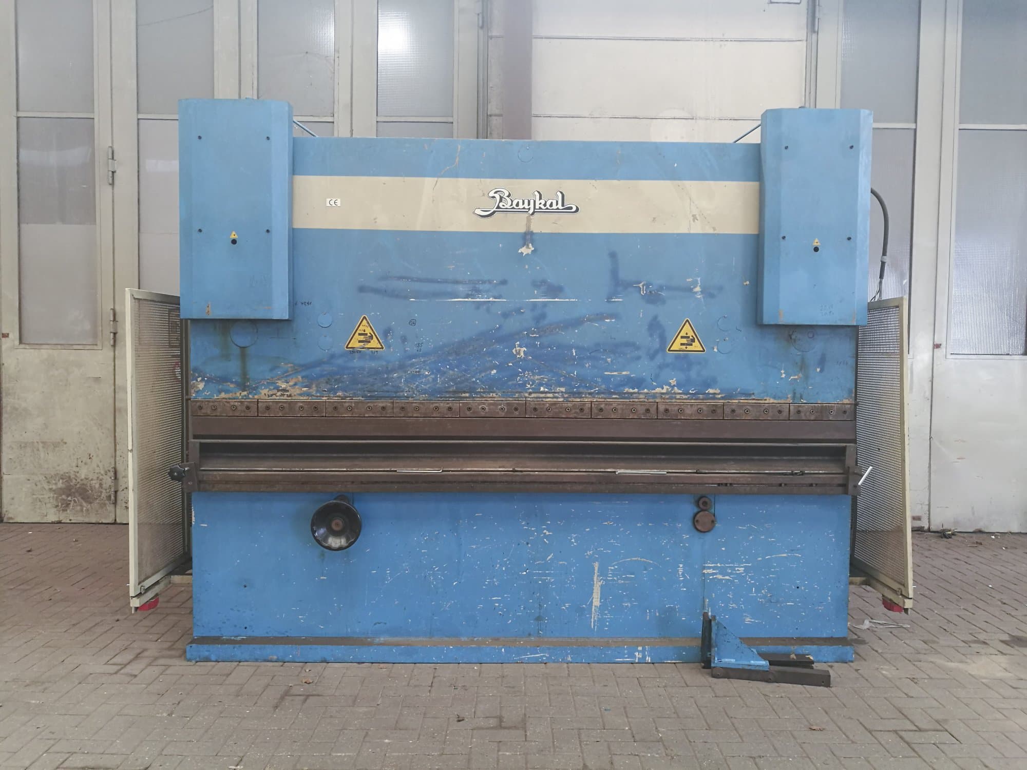 Čelní pohled  na Baykal APH 3112x220 stroj