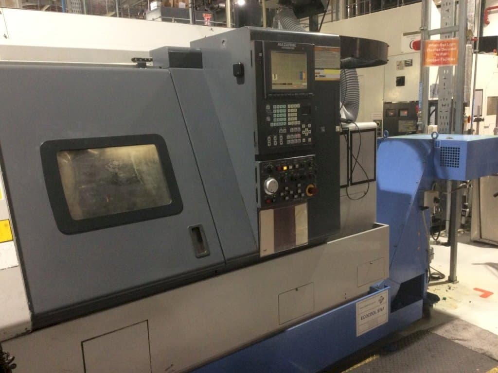 Levý boční pohled  na Mazak Super Quick Turn 200M  stroj