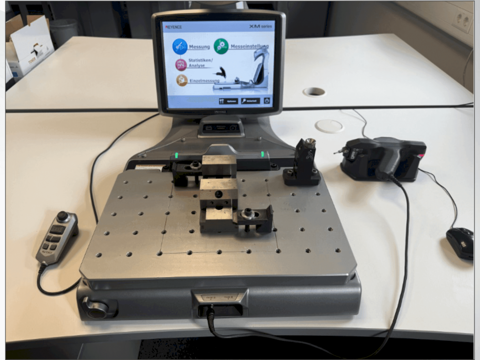 Čelní pohled  na KEYENCE XM-1200  stroj