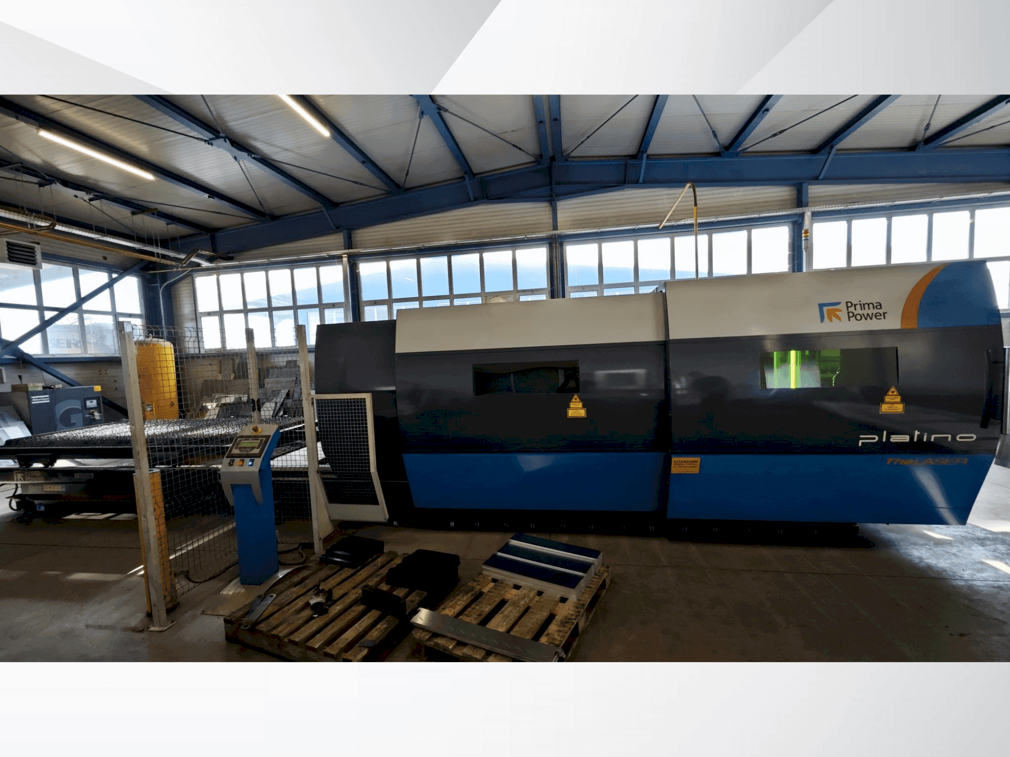 Čelní pohled  na Prima Power PLATINO FIBER  stroj