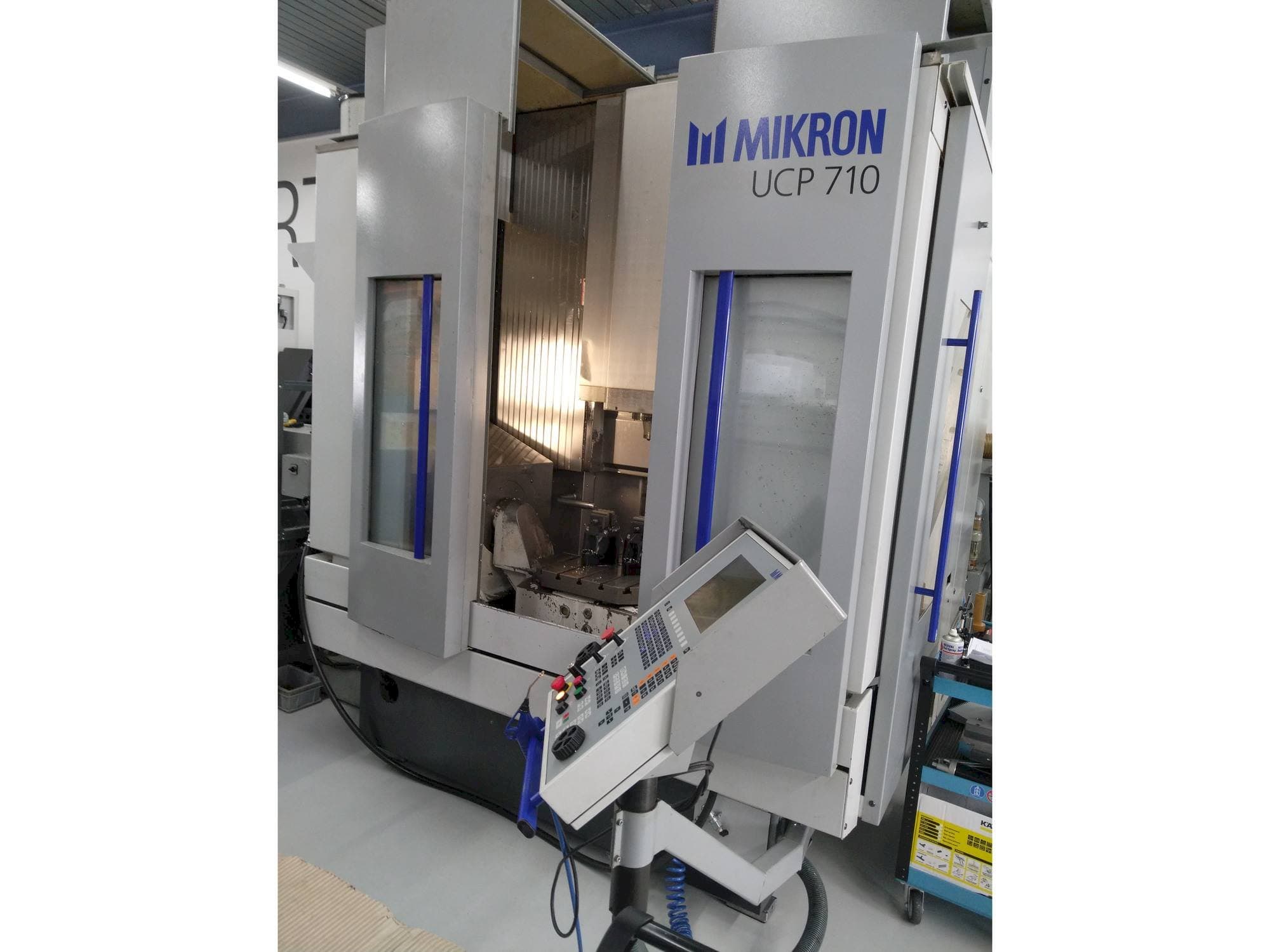 Čelní pohled  na MIKRON UCP 710  stroj