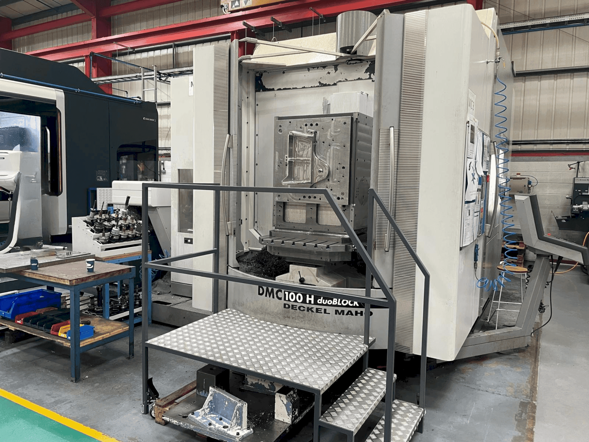 Čelní pohled  na DMG DECKEL MAHO DMC 100H duoBLOCK  stroj