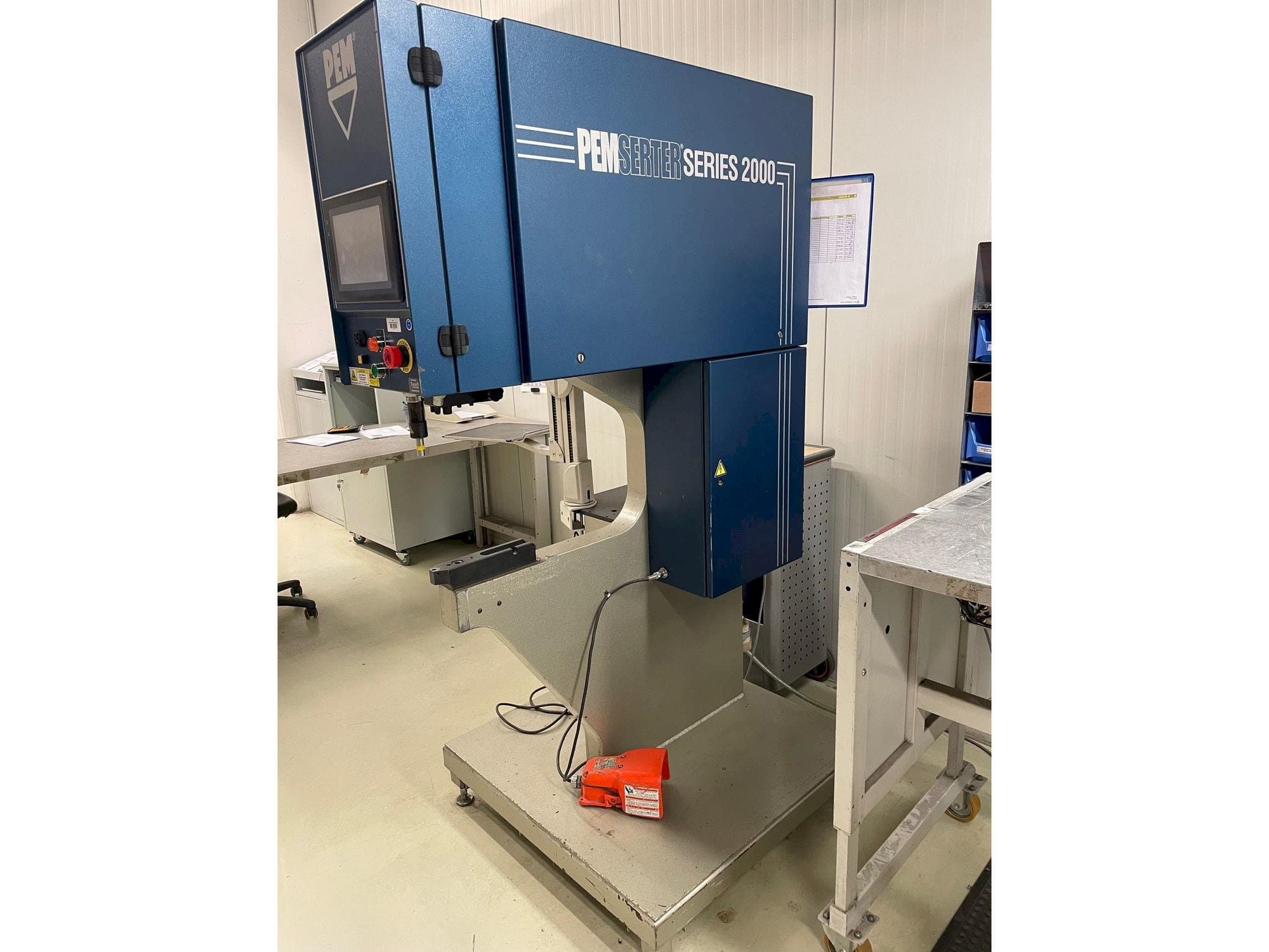 Čelní pohled  na PEM-SERTER Series 2000A  stroj